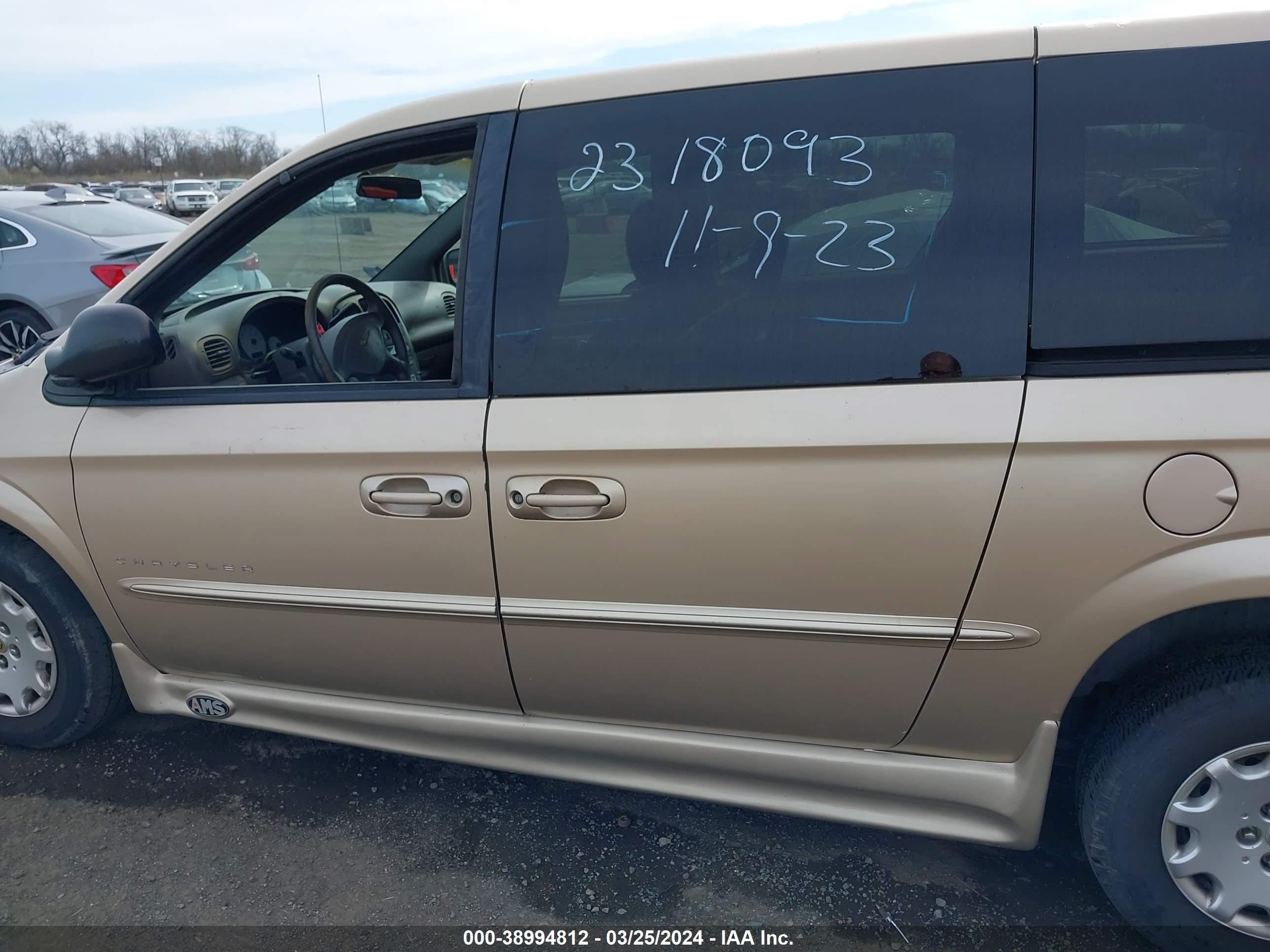 Photo 13 VIN: 2C4GP44301R250013 - CHRYSLER TOWN & COUNTRY 