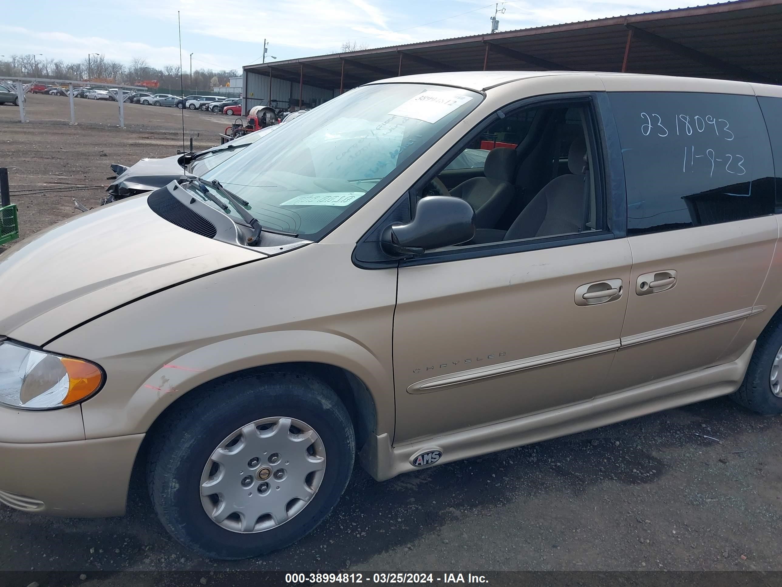 Photo 17 VIN: 2C4GP44301R250013 - CHRYSLER TOWN & COUNTRY 