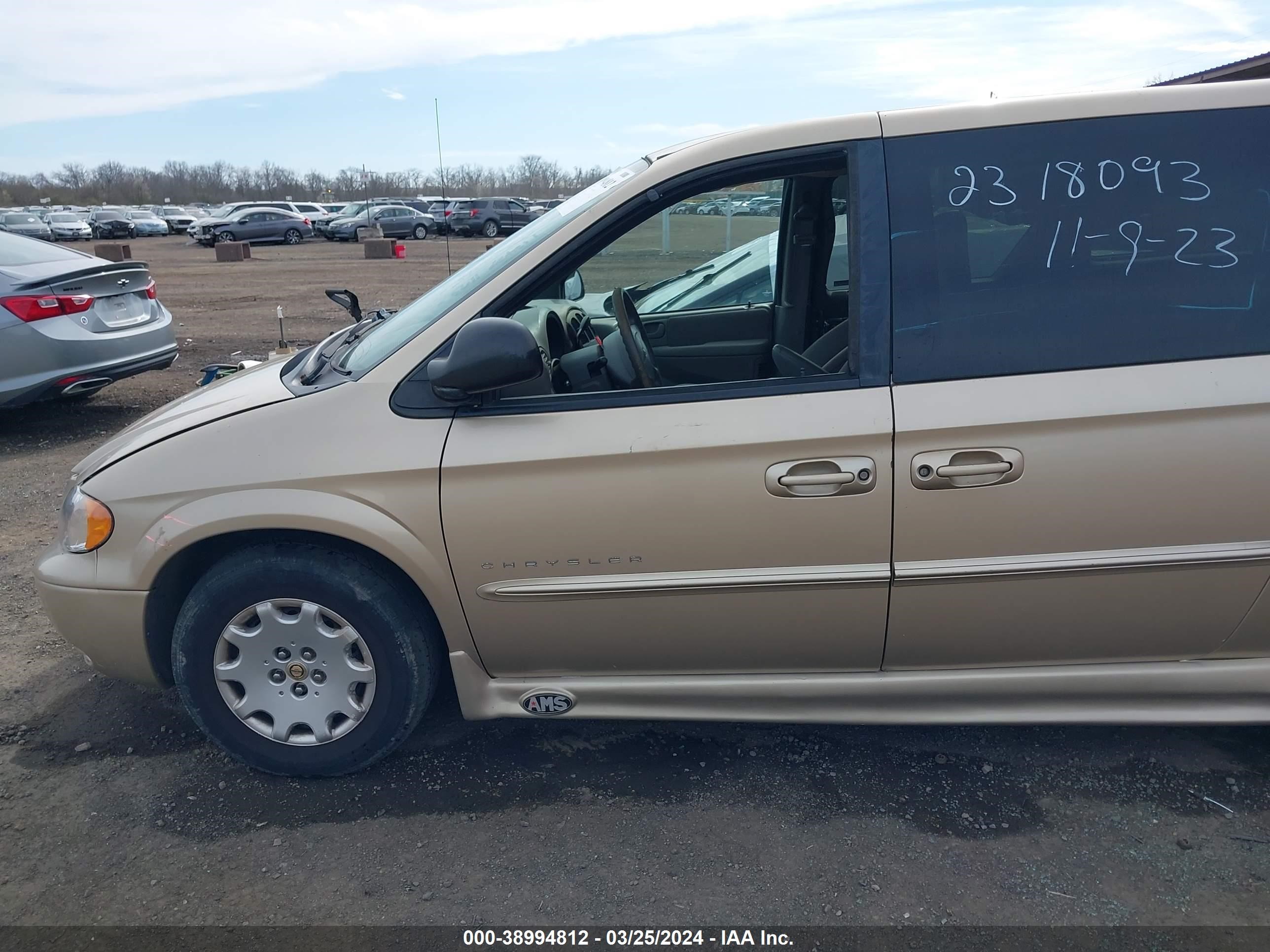 Photo 18 VIN: 2C4GP44301R250013 - CHRYSLER TOWN & COUNTRY 