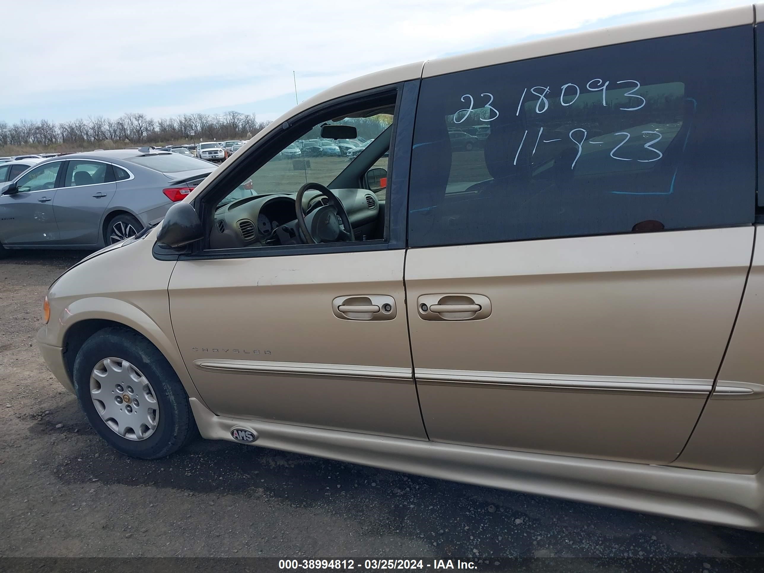 Photo 19 VIN: 2C4GP44301R250013 - CHRYSLER TOWN & COUNTRY 