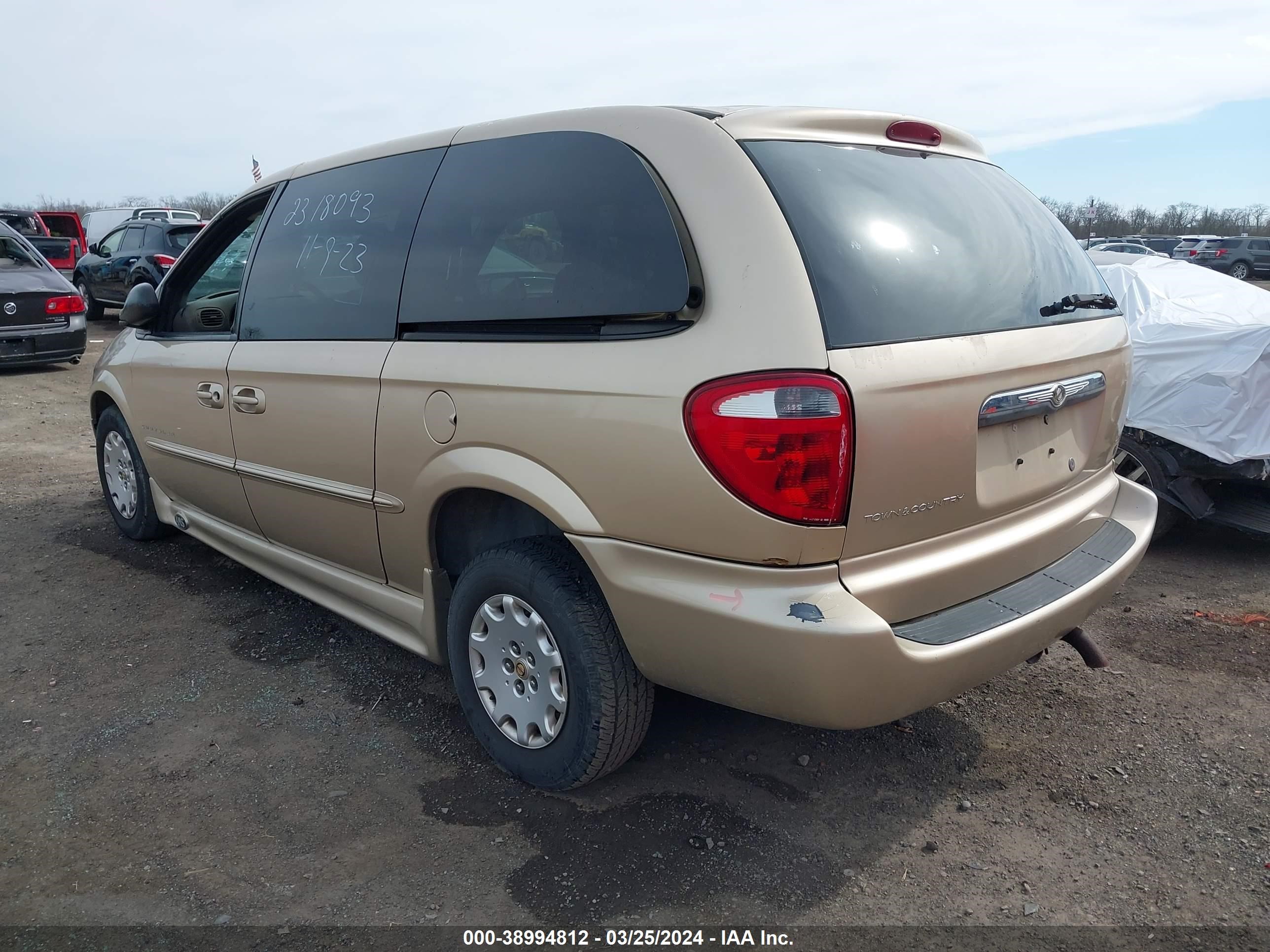 Photo 2 VIN: 2C4GP44301R250013 - CHRYSLER TOWN & COUNTRY 