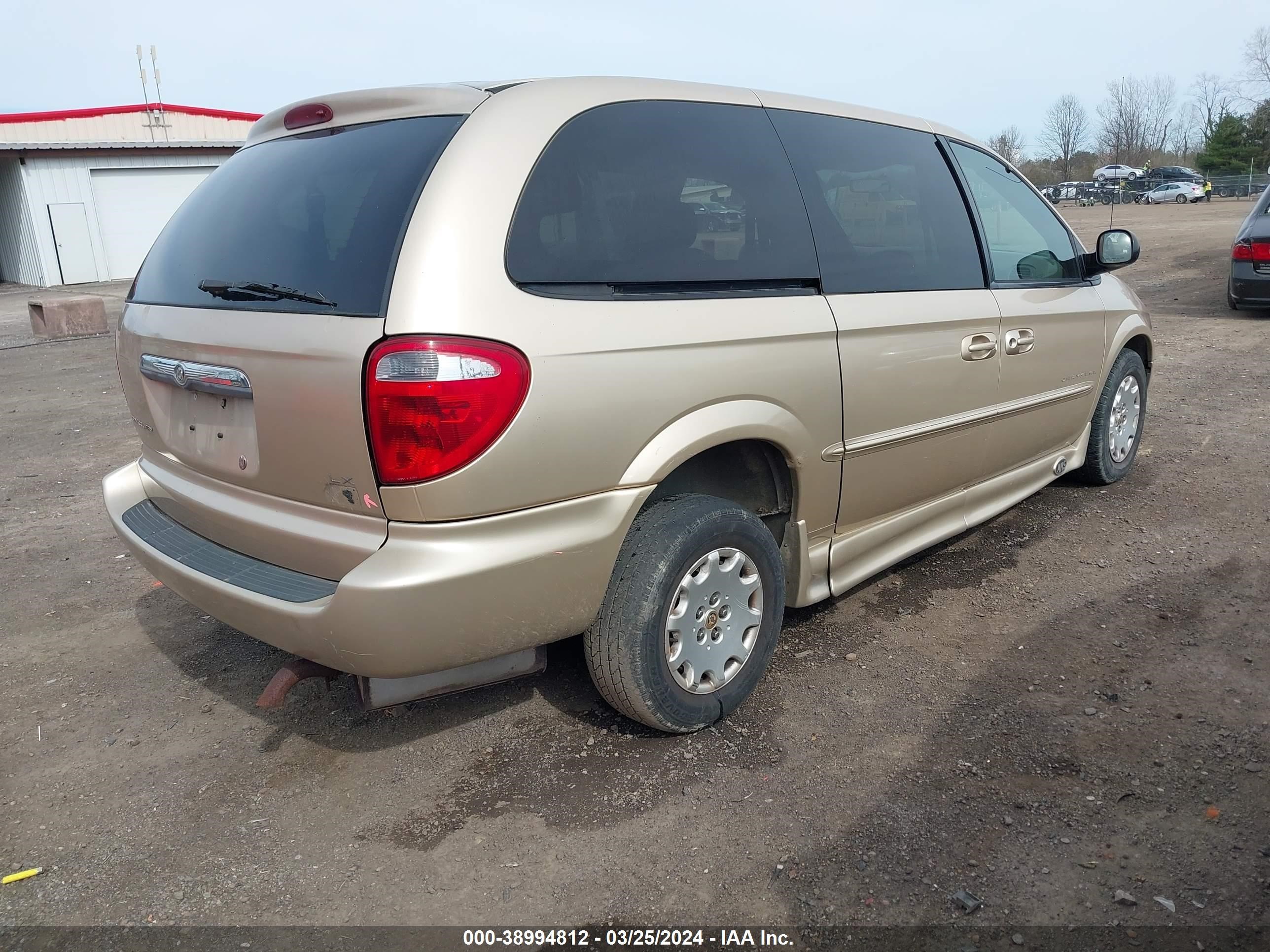 Photo 3 VIN: 2C4GP44301R250013 - CHRYSLER TOWN & COUNTRY 