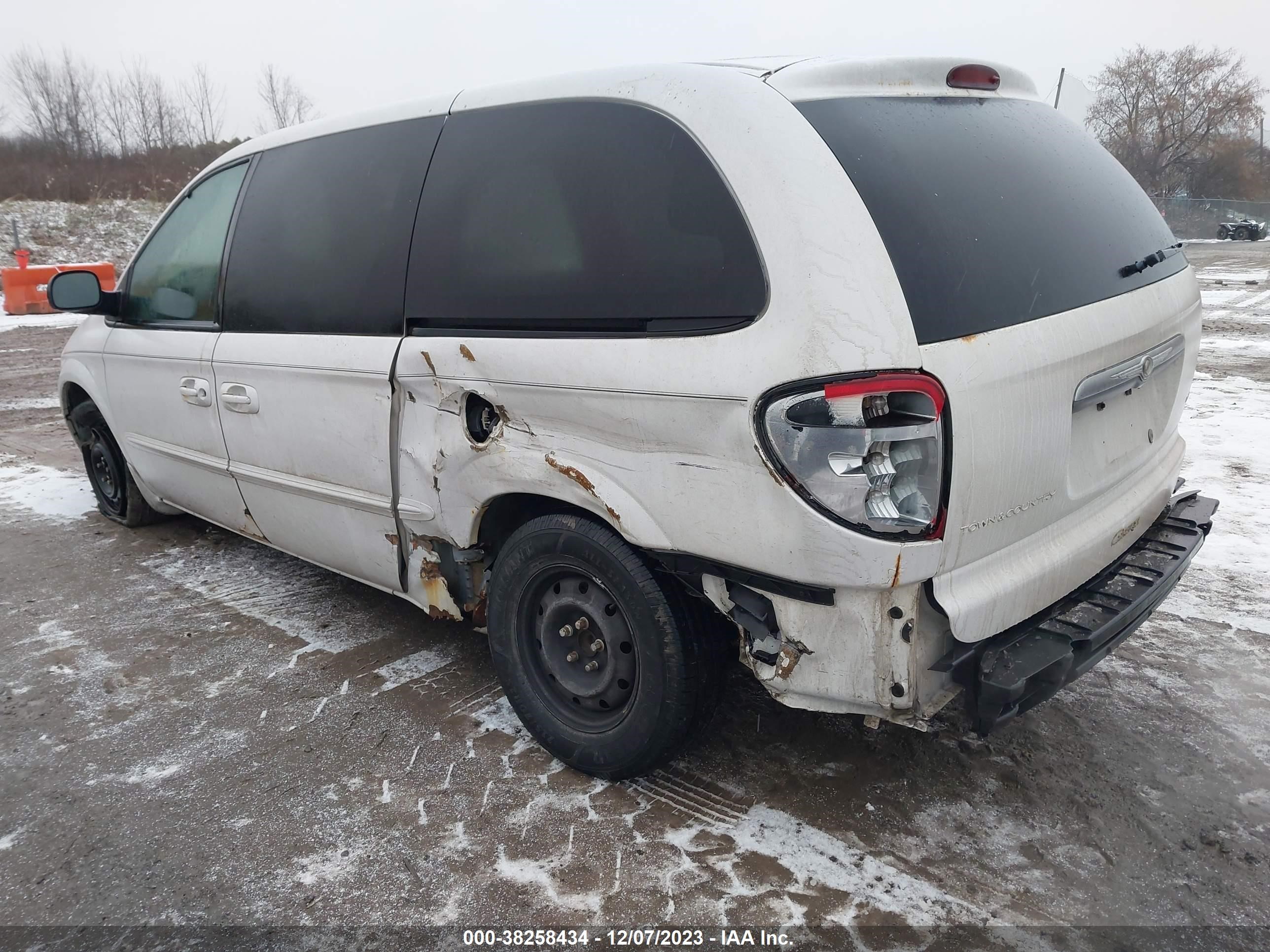 Photo 2 VIN: 2C4GP44342R594168 - CHRYSLER TOWN & COUNTRY 