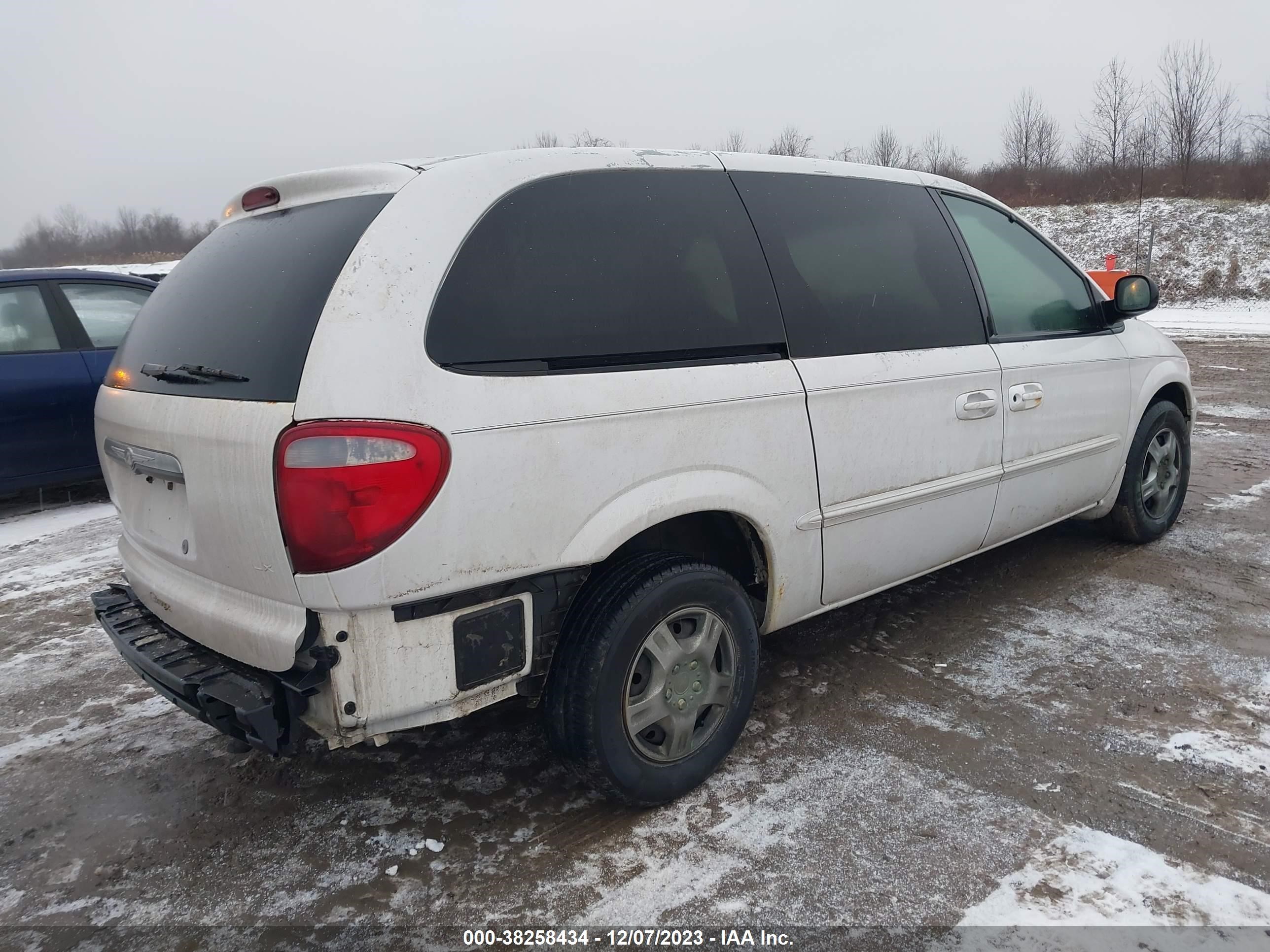 Photo 3 VIN: 2C4GP44342R594168 - CHRYSLER TOWN & COUNTRY 