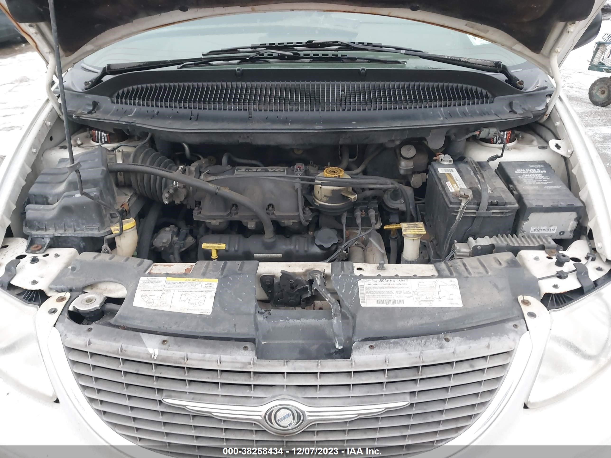 Photo 9 VIN: 2C4GP44342R594168 - CHRYSLER TOWN & COUNTRY 