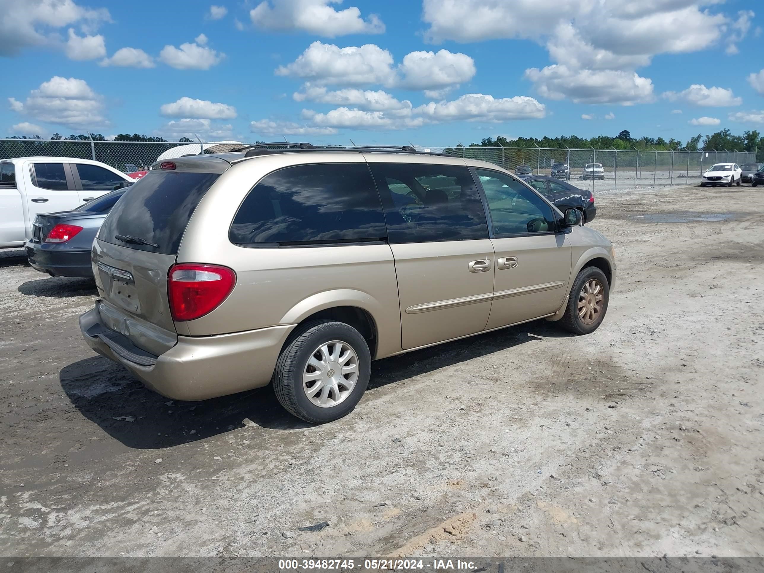 Photo 3 VIN: 2C4GP44L43R282871 - CHRYSLER TOWN & COUNTRY 