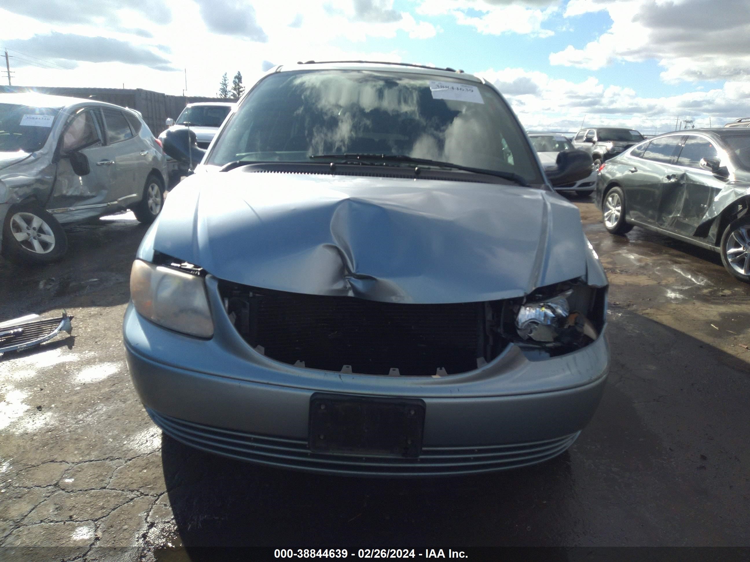 Photo 12 VIN: 2C4GP44L53R238328 - CHRYSLER TOWN & COUNTRY 