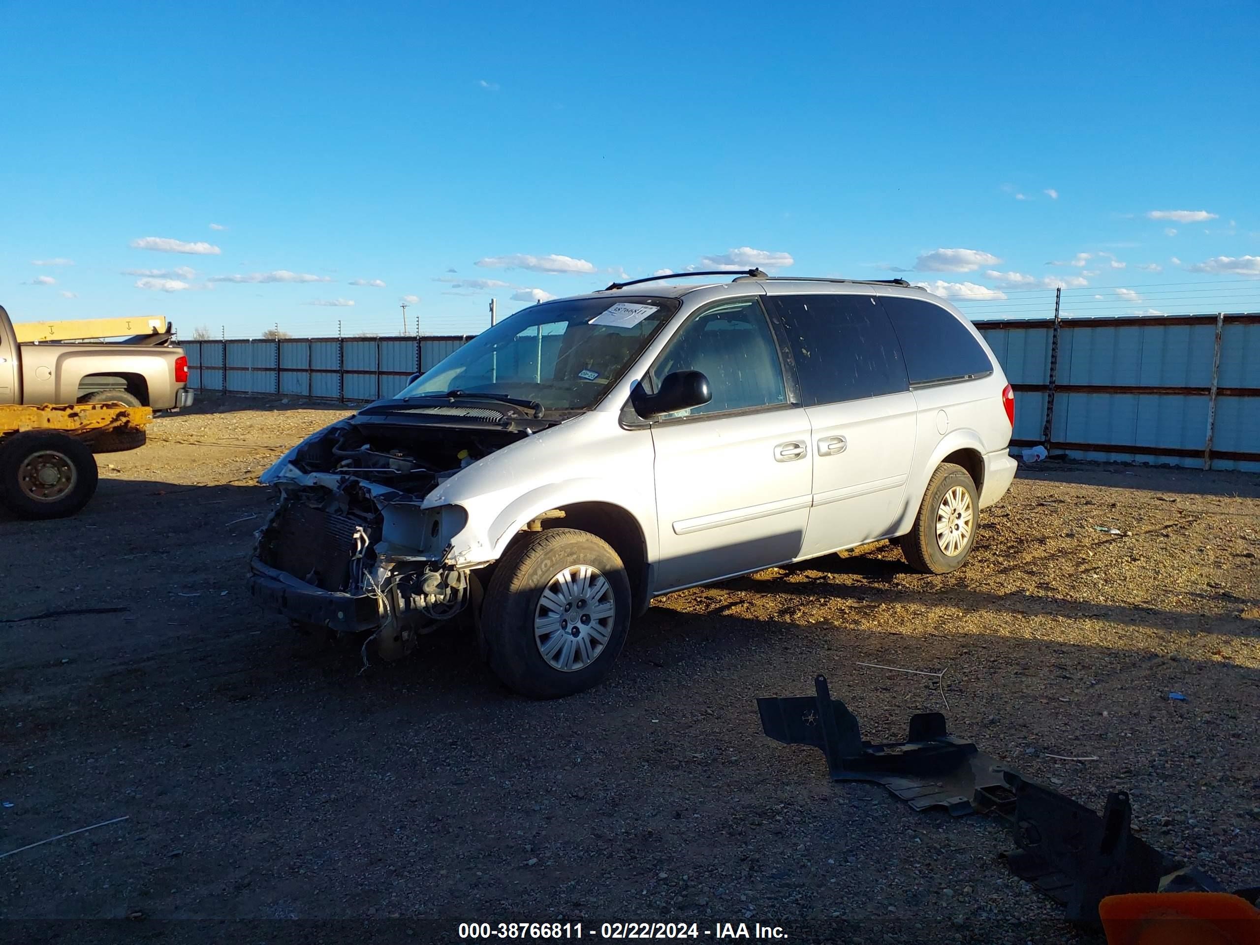 Photo 1 VIN: 2C4GP44R05R589932 - CHRYSLER TOWN & COUNTRY 