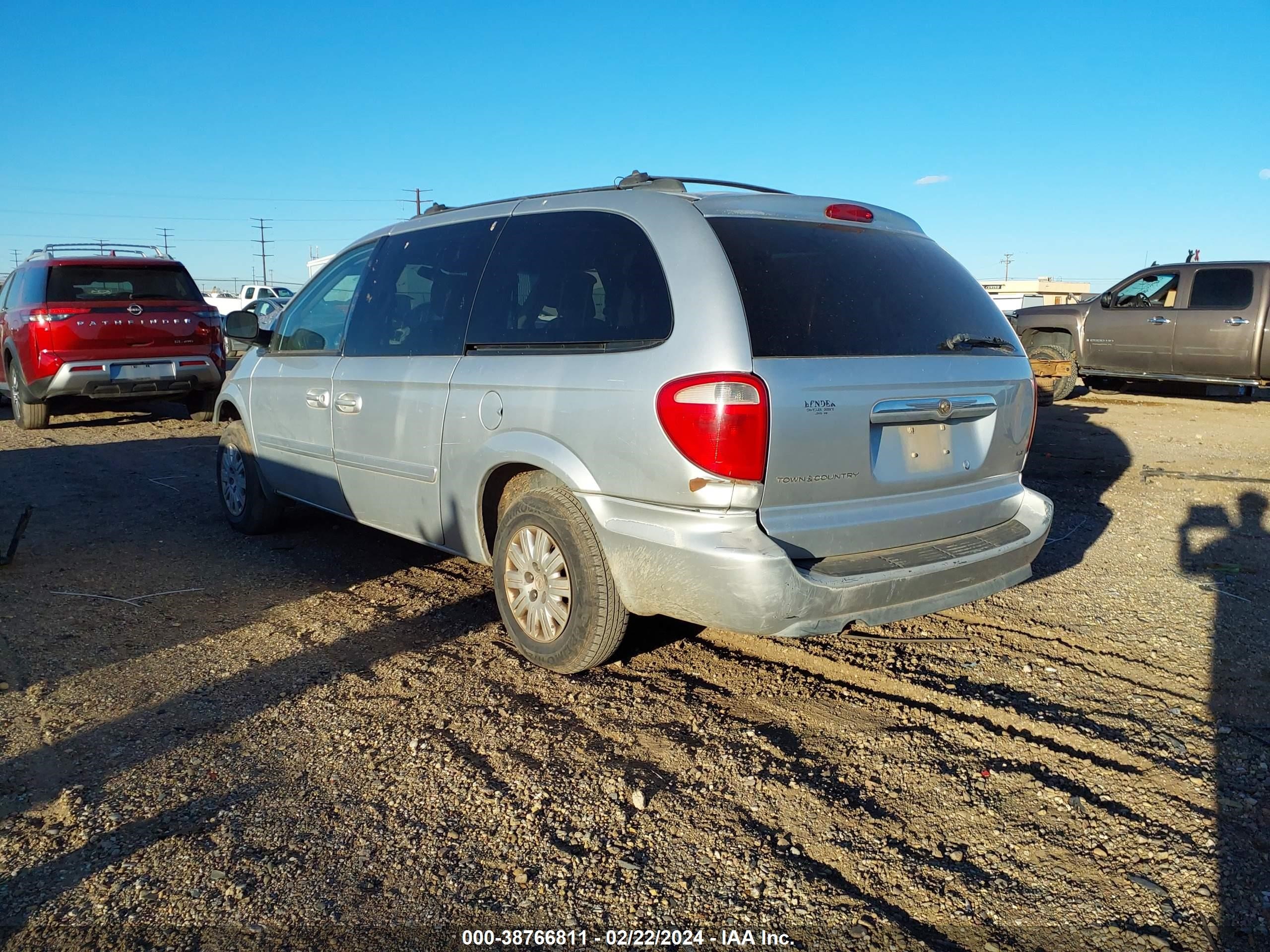 Photo 2 VIN: 2C4GP44R05R589932 - CHRYSLER TOWN & COUNTRY 