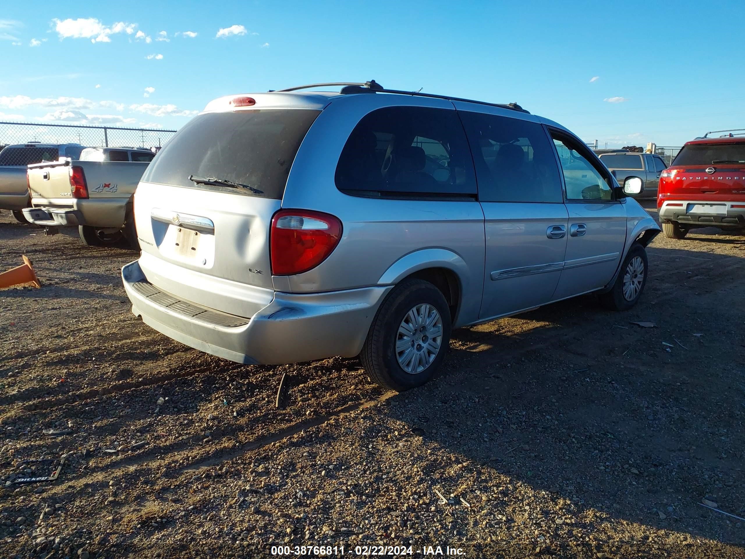 Photo 3 VIN: 2C4GP44R05R589932 - CHRYSLER TOWN & COUNTRY 