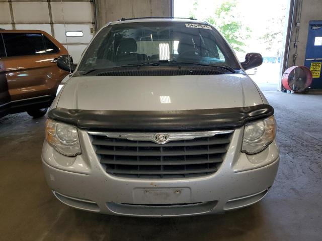 Photo 4 VIN: 2C4GP44R25R154880 - CHRYSLER TOWN & COU 