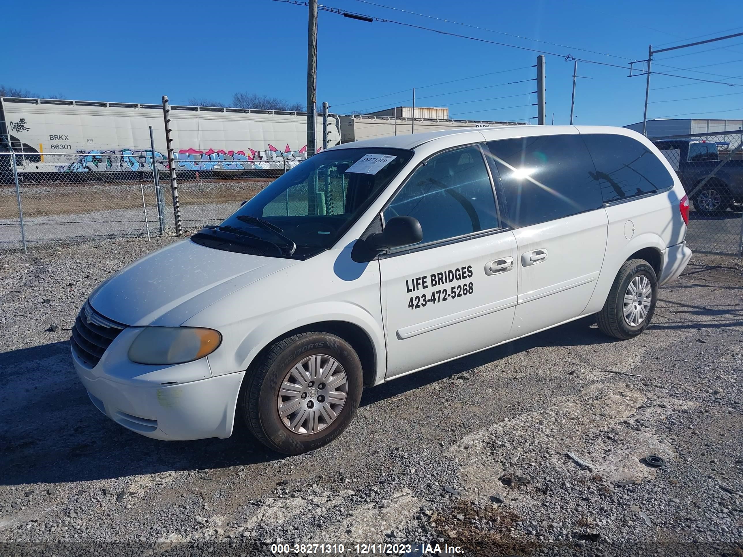 Photo 1 VIN: 2C4GP44R35R174863 - CHRYSLER TOWN & COUNTRY 