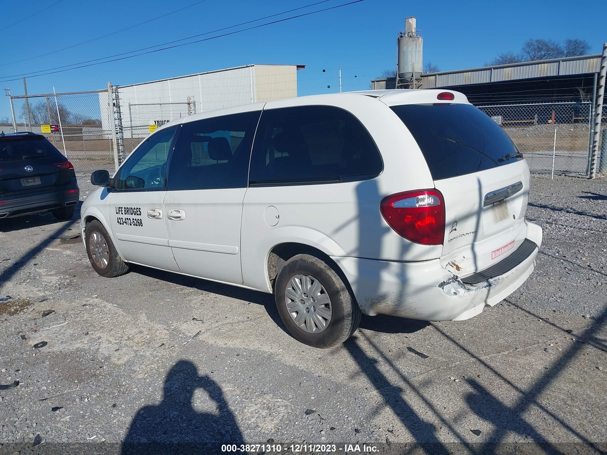 Photo 2 VIN: 2C4GP44R35R174863 - CHRYSLER TOWN & COUNTRY 