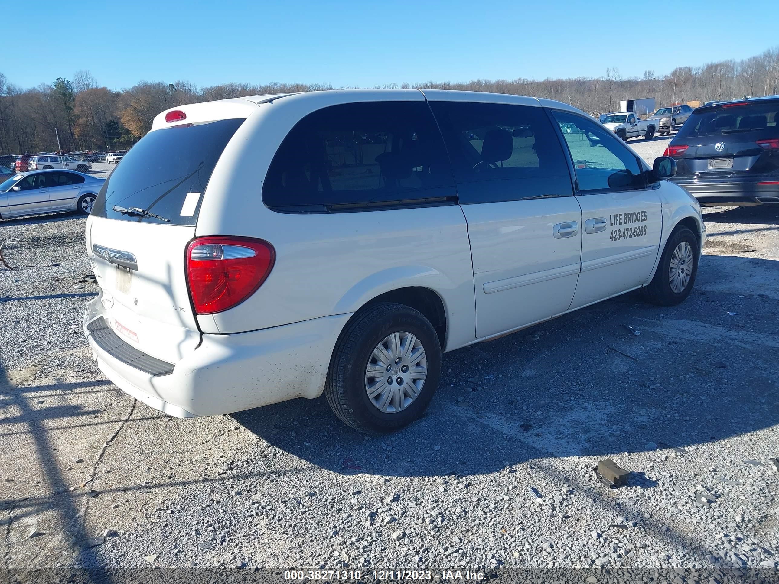 Photo 3 VIN: 2C4GP44R35R174863 - CHRYSLER TOWN & COUNTRY 