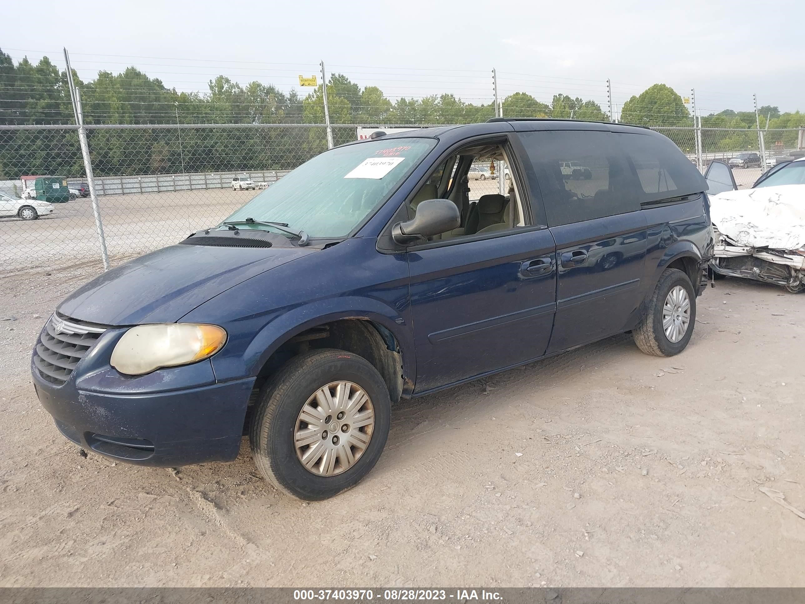 Photo 1 VIN: 2C4GP44R45R450256 - CHRYSLER TOWN & COUNTRY 