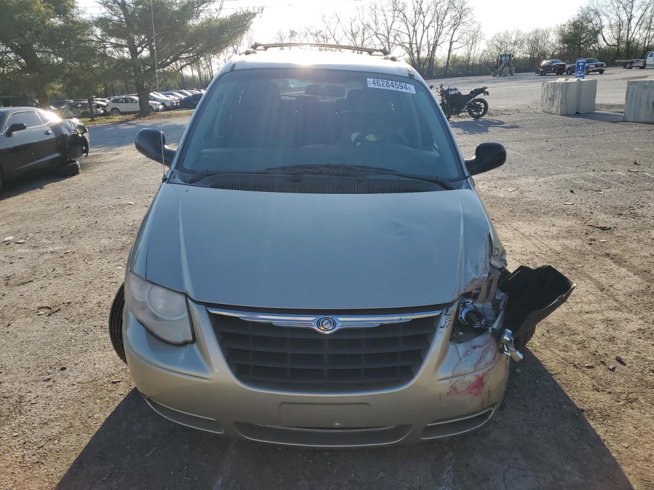 Photo 4 VIN: 2C4GP44R55R232424 - CHRYSLER TOWN & COUNTRY 