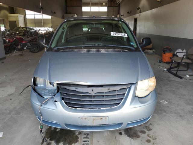 Photo 4 VIN: 2C4GP44R55R440237 - CHRYSLER TOWN & COU 