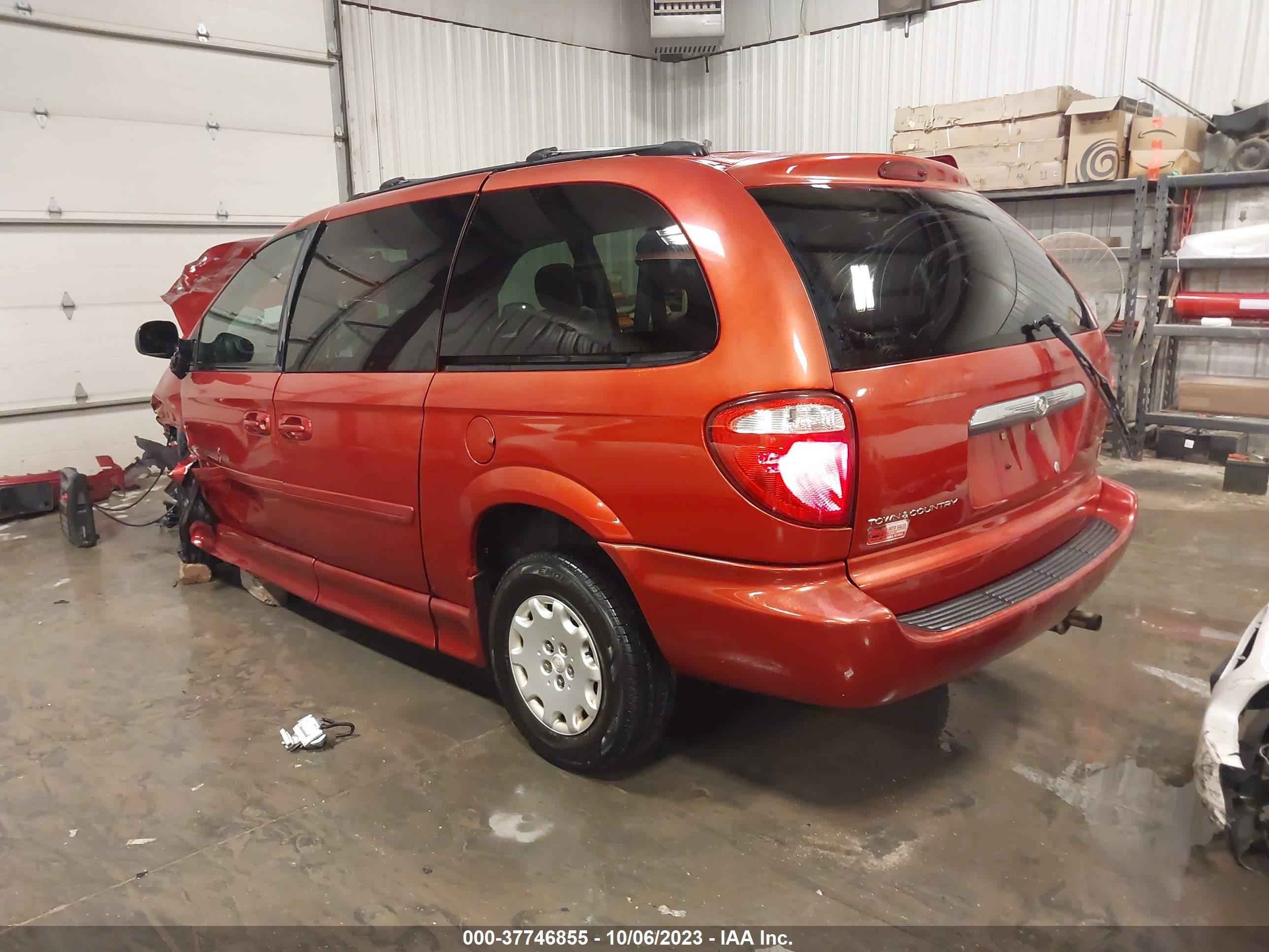 Photo 2 VIN: 2C4GP44R64R621765 - CHRYSLER TOWN & COUNTRY 