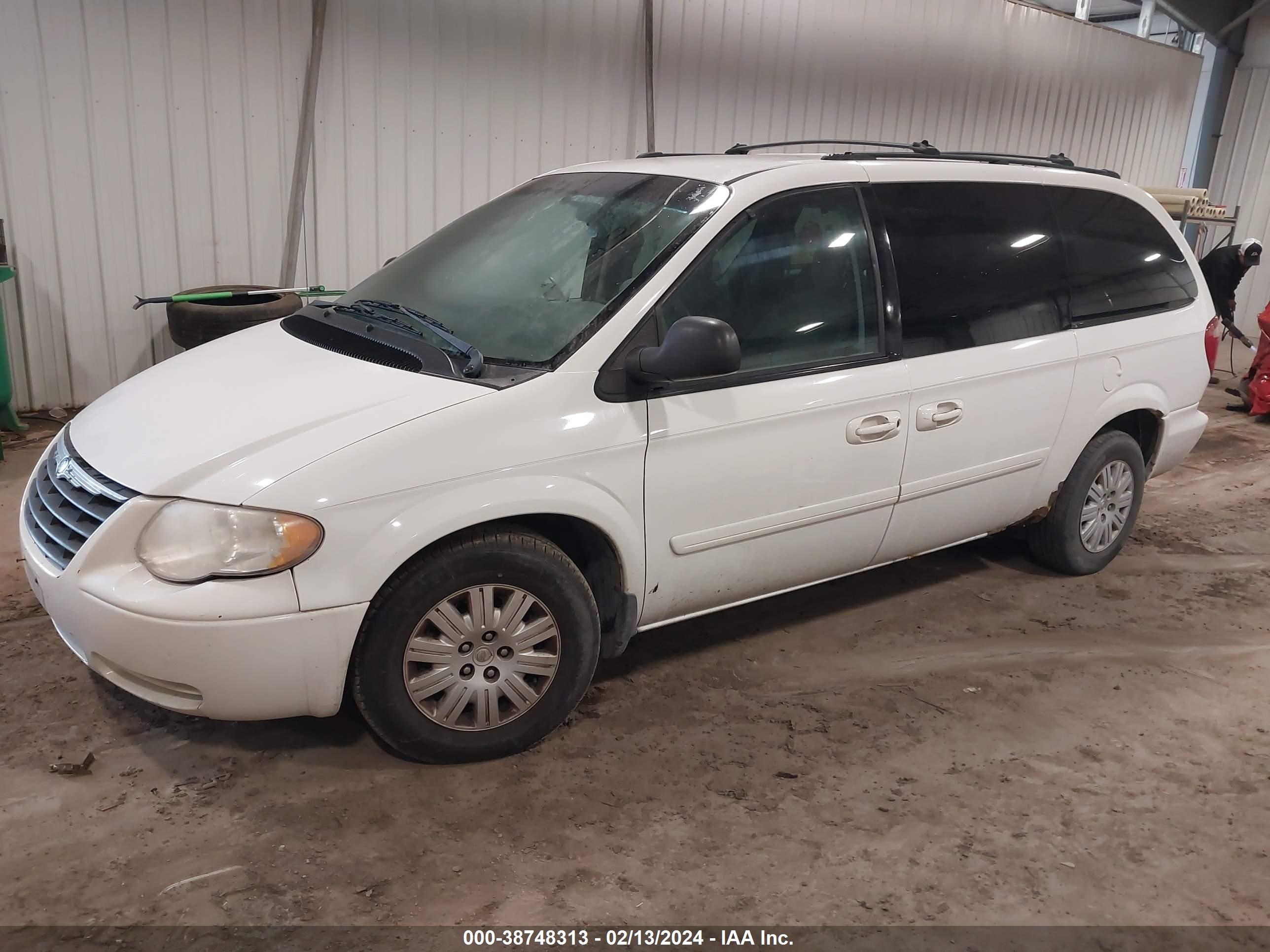 Photo 1 VIN: 2C4GP44R65R123695 - CHRYSLER TOWN & COUNTRY 