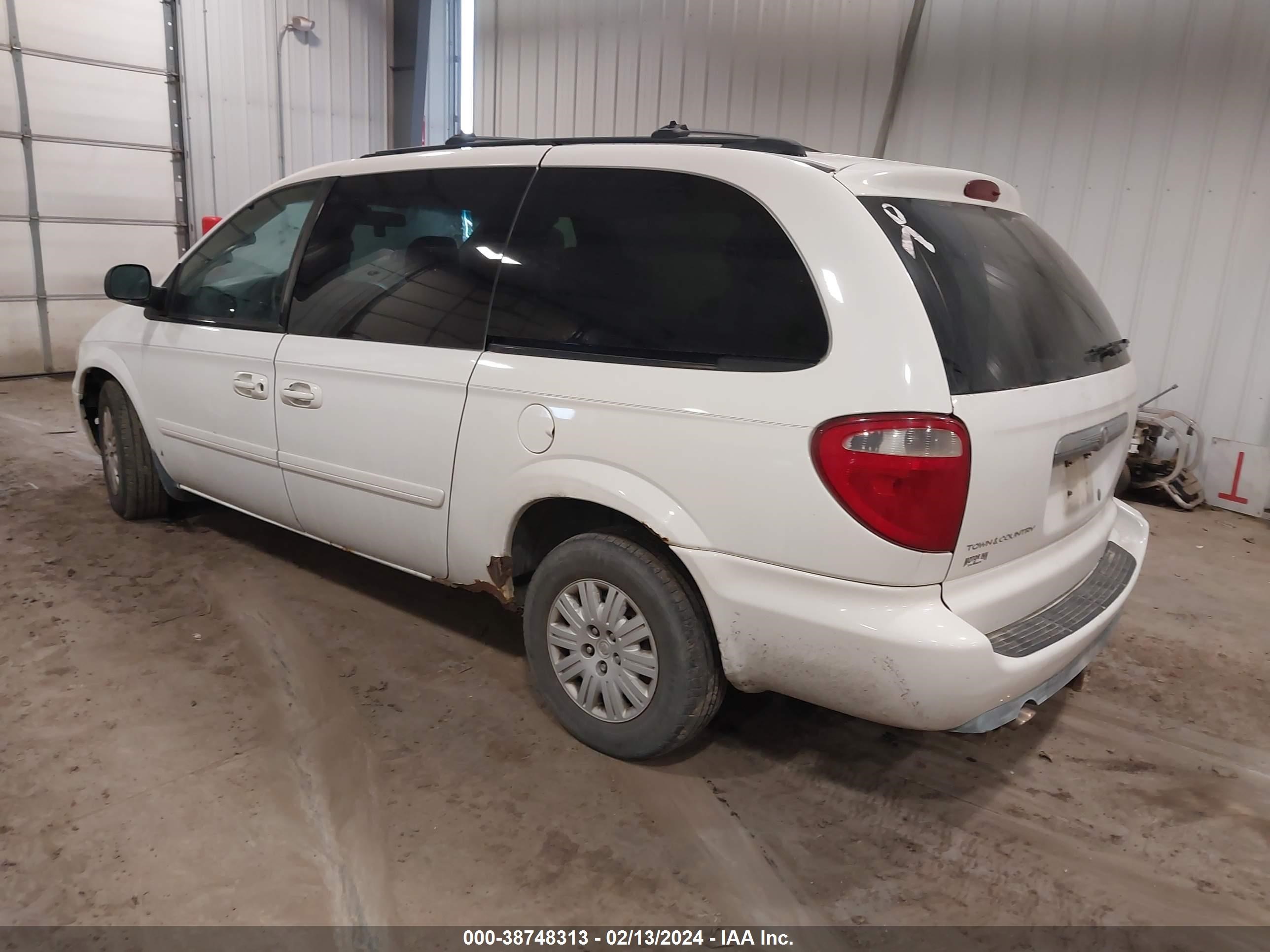 Photo 2 VIN: 2C4GP44R65R123695 - CHRYSLER TOWN & COUNTRY 