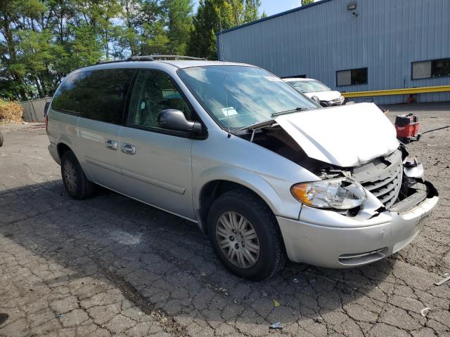 Photo 3 VIN: 2C4GP44R85R132009 - CHRYSLER TOWN & COU 