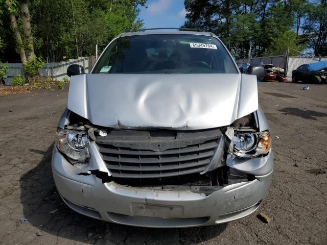 Photo 4 VIN: 2C4GP44R85R132009 - CHRYSLER TOWN & COU 