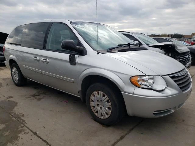 Photo 3 VIN: 2C4GP44R85R518610 - CHRYSLER TOWN & COU 