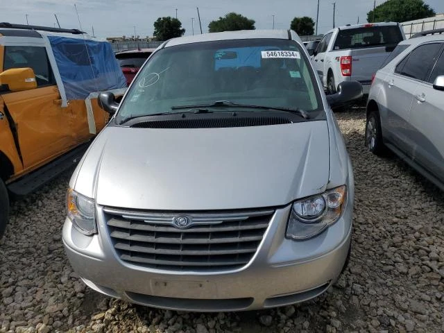 Photo 4 VIN: 2C4GP44R85R518610 - CHRYSLER TOWN & COU 