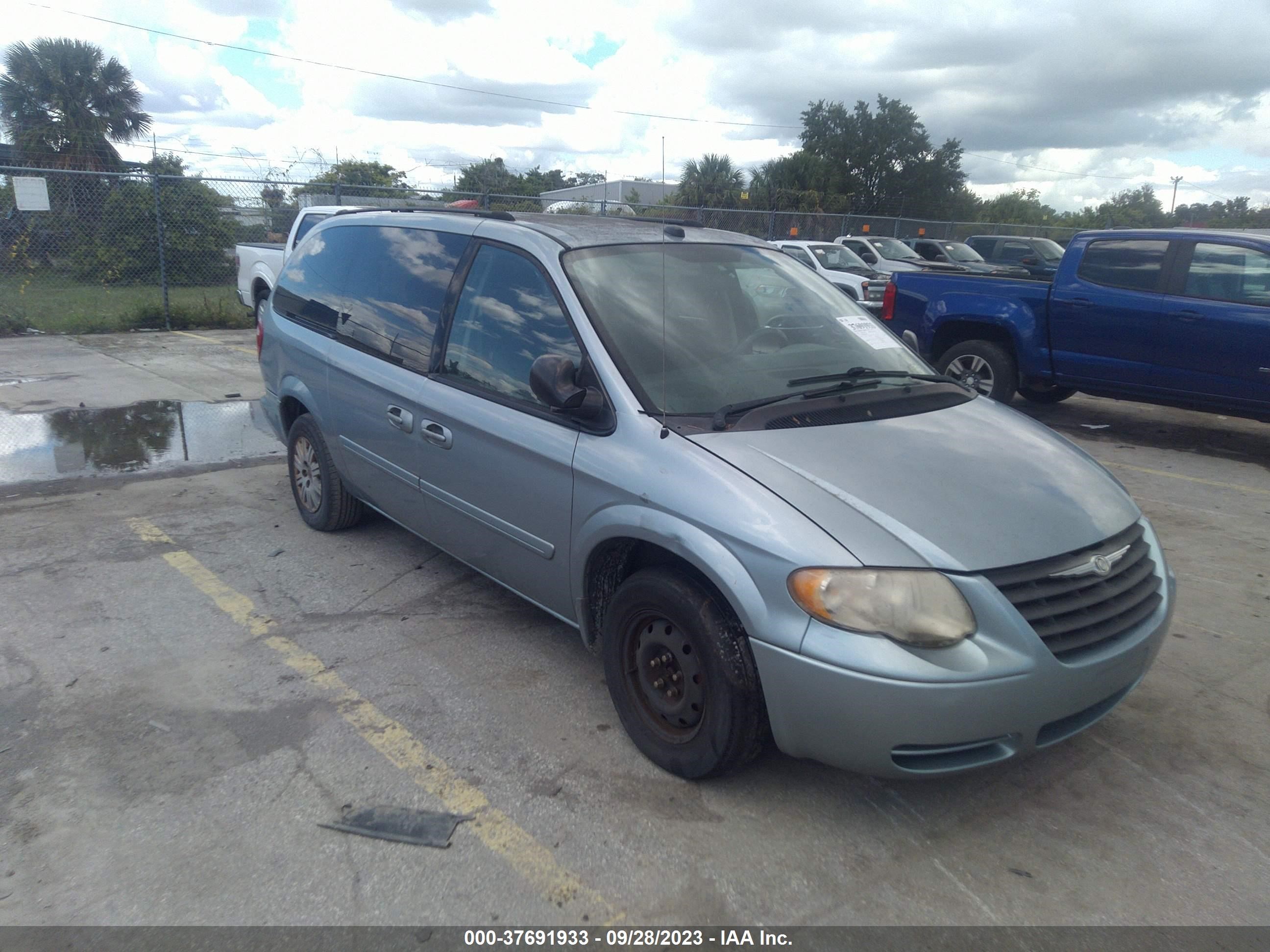 Photo 0 VIN: 2C4GP44R85R590519 - CHRYSLER TOWN & COUNTRY 