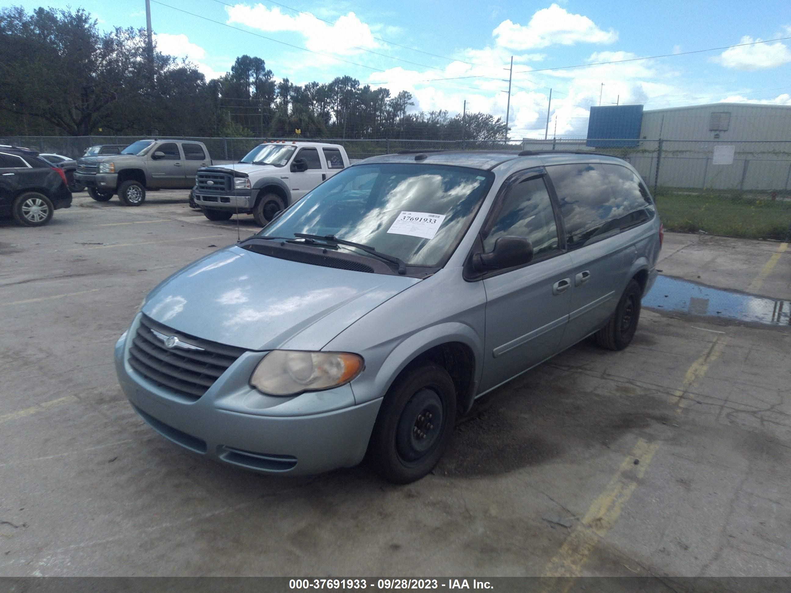 Photo 1 VIN: 2C4GP44R85R590519 - CHRYSLER TOWN & COUNTRY 