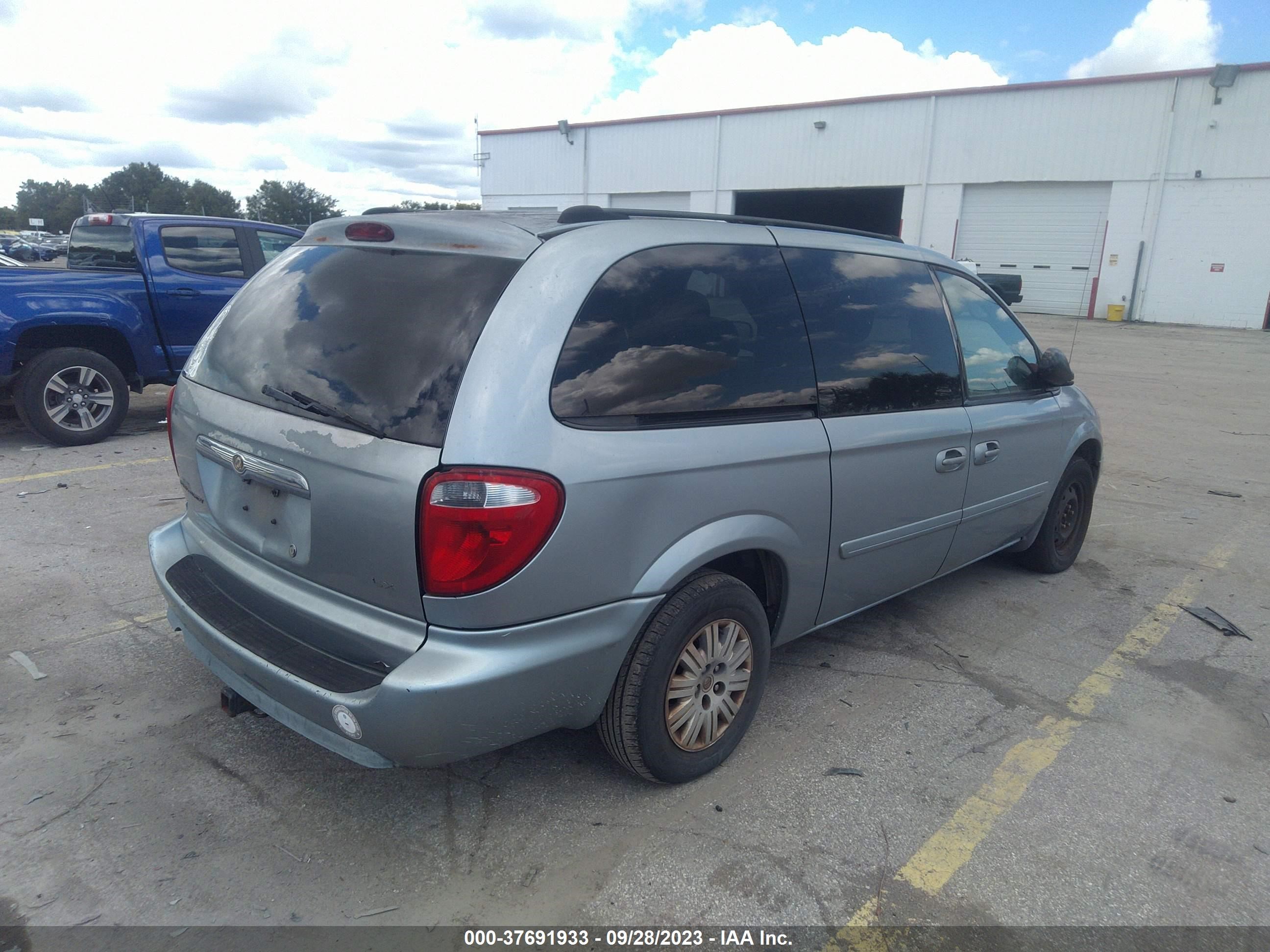 Photo 3 VIN: 2C4GP44R85R590519 - CHRYSLER TOWN & COUNTRY 