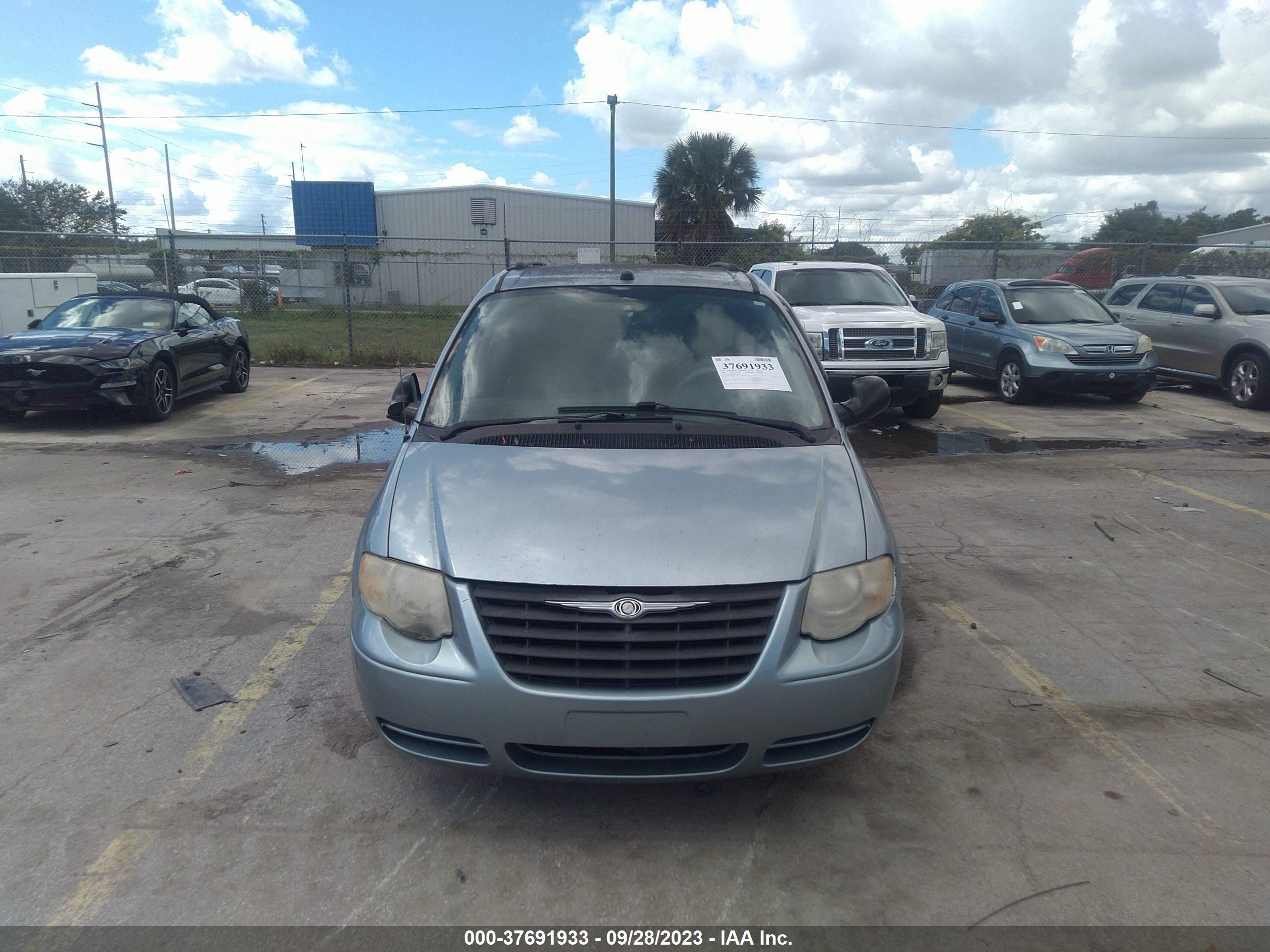 Photo 5 VIN: 2C4GP44R85R590519 - CHRYSLER TOWN & COUNTRY 