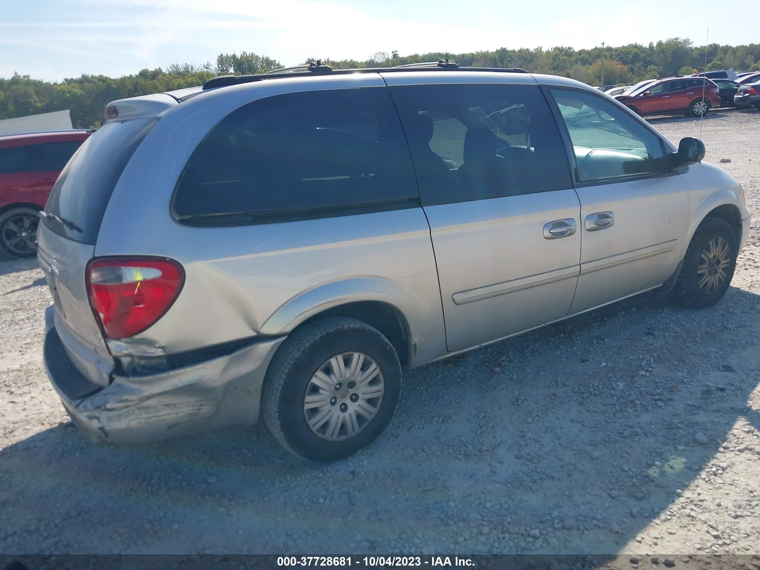 Photo 3 VIN: 2C4GP44R95R517918 - CHRYSLER TOWN & COUNTRY 