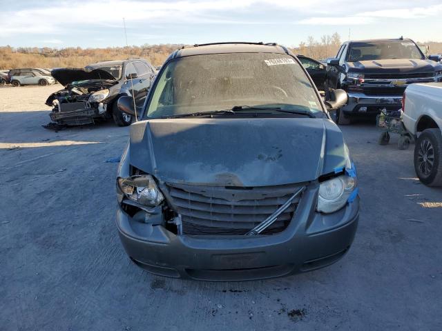 Photo 4 VIN: 2C4GP44RX5R215800 - CHRYSLER MINIVAN 