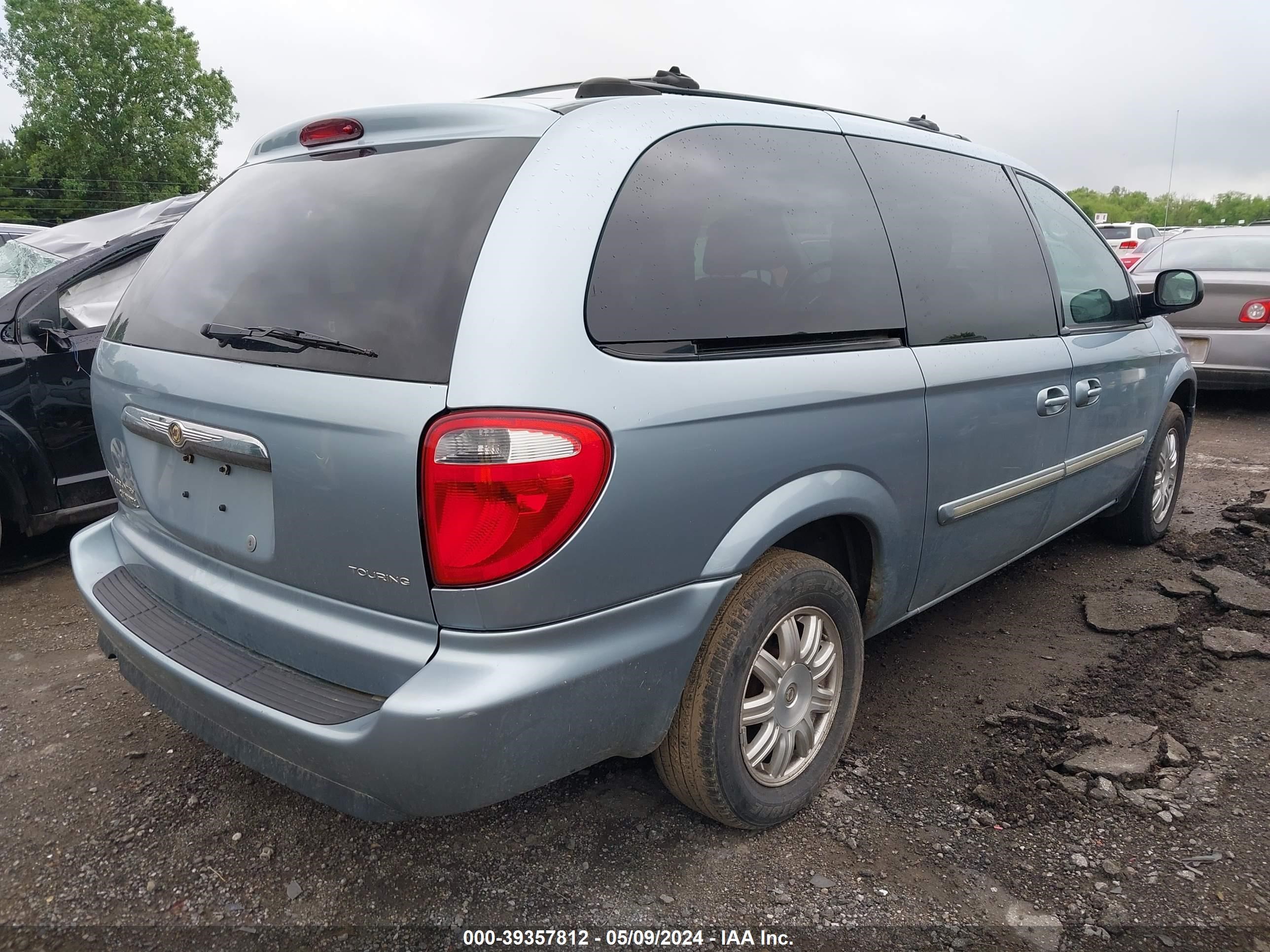 Photo 3 VIN: 2C4GP54L05R216147 - CHRYSLER TOWN & COUNTRY 