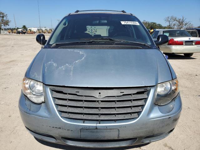 Photo 4 VIN: 2C4GP54L05R218464 - CHRYSLER TOWN & COU 