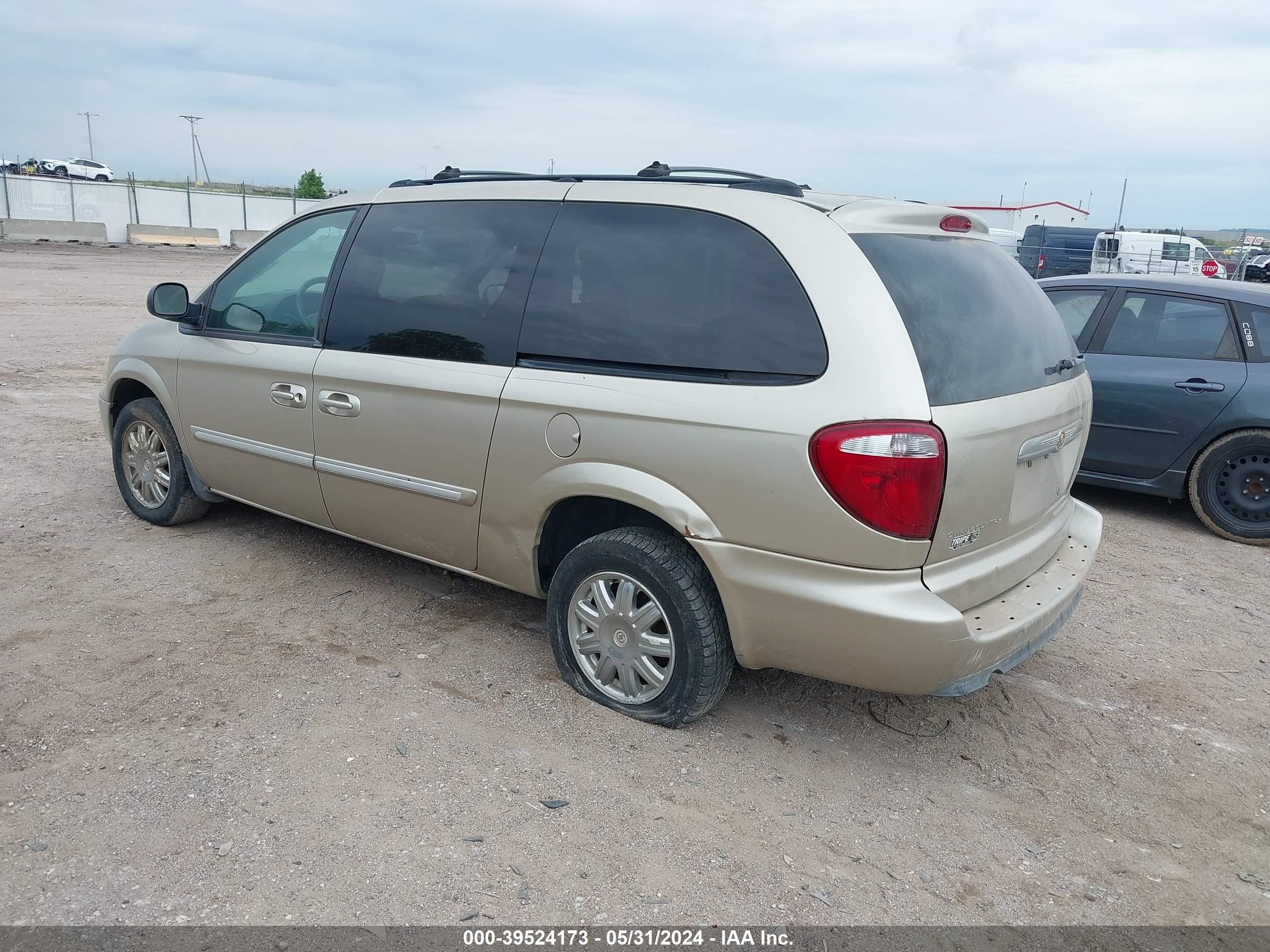 Photo 2 VIN: 2C4GP54L05R337874 - CHRYSLER TOWN & COUNTRY 