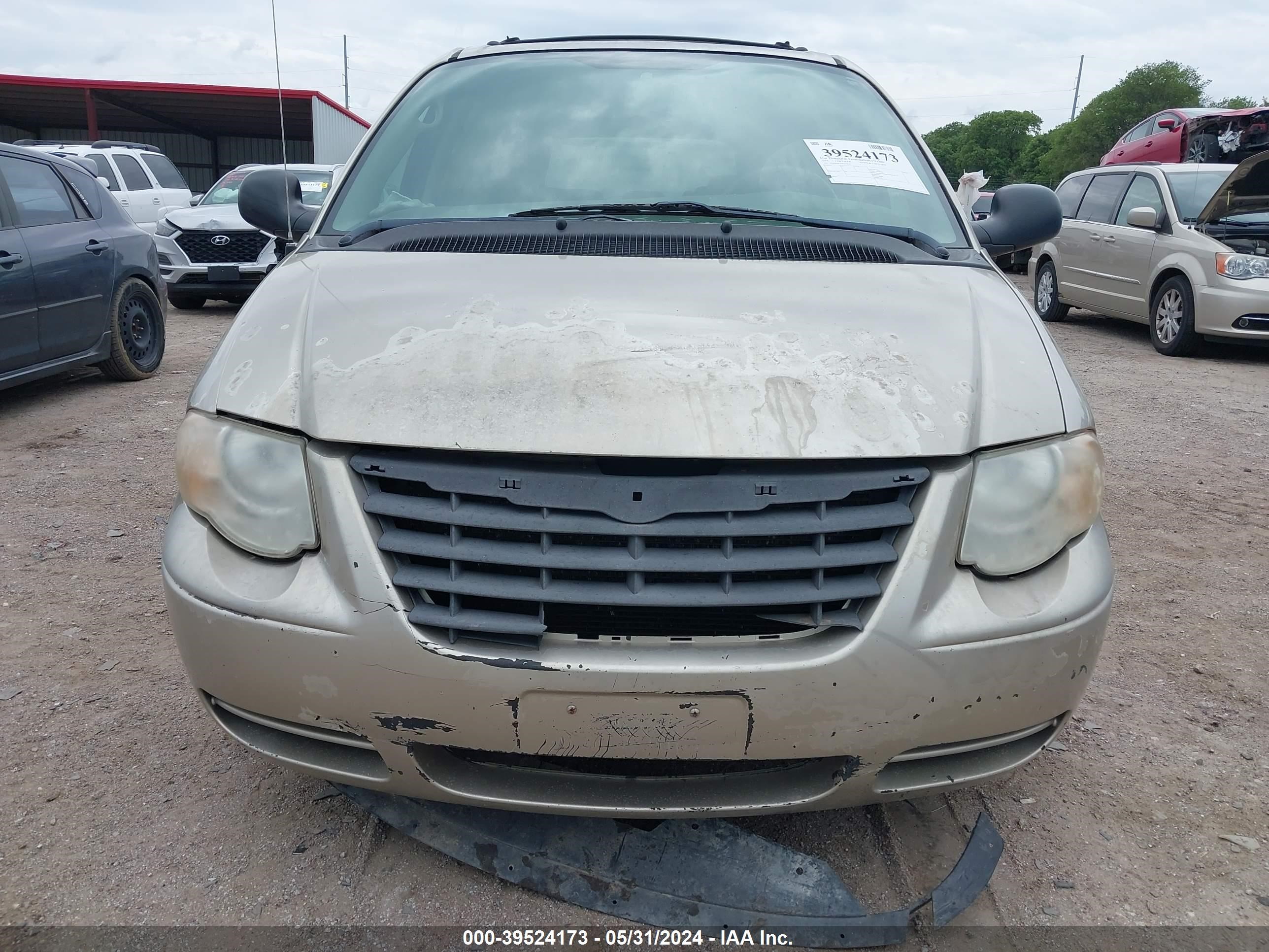 Photo 5 VIN: 2C4GP54L05R337874 - CHRYSLER TOWN & COUNTRY 