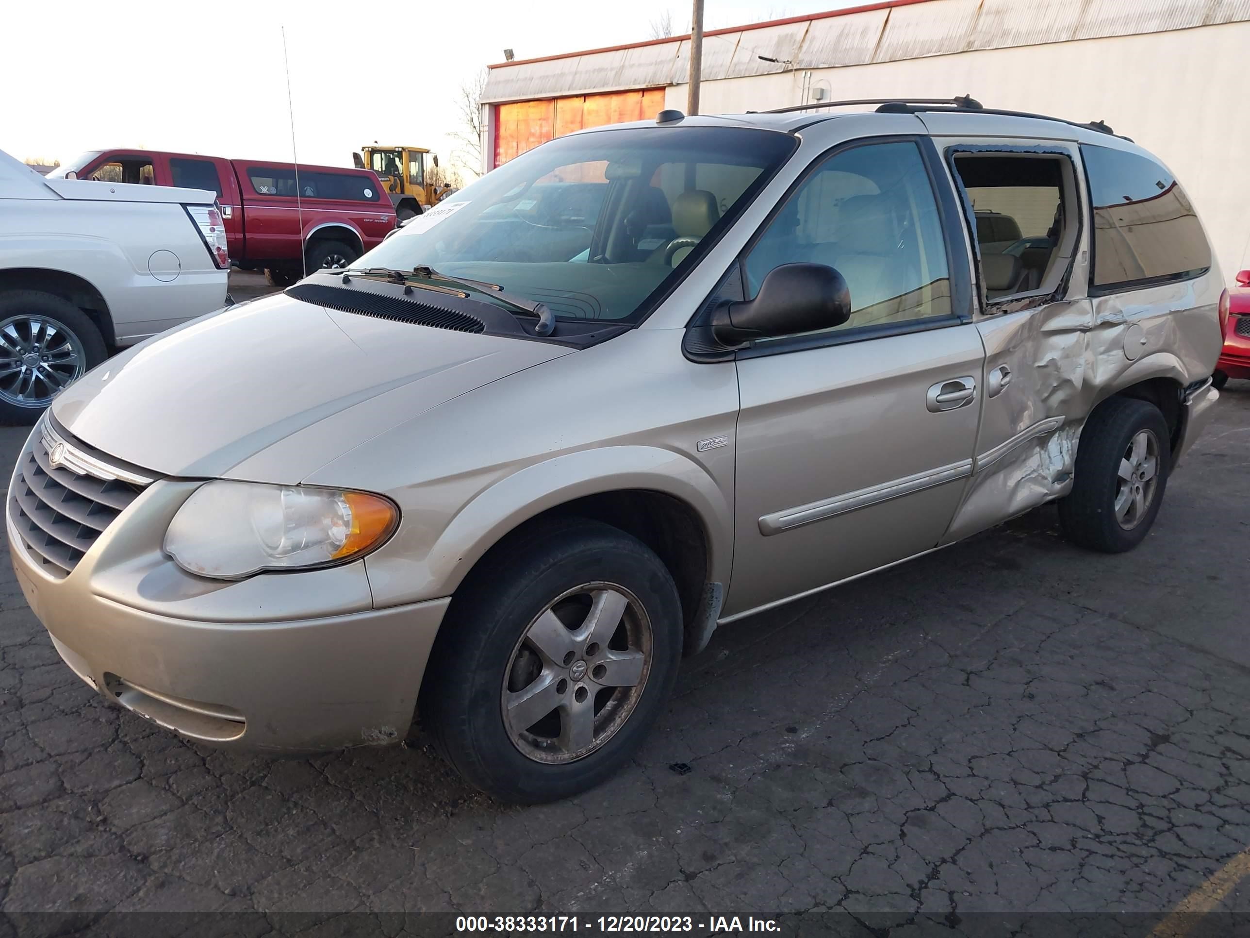 Photo 1 VIN: 2C4GP54L05R395421 - CHRYSLER TOWN & COUNTRY 