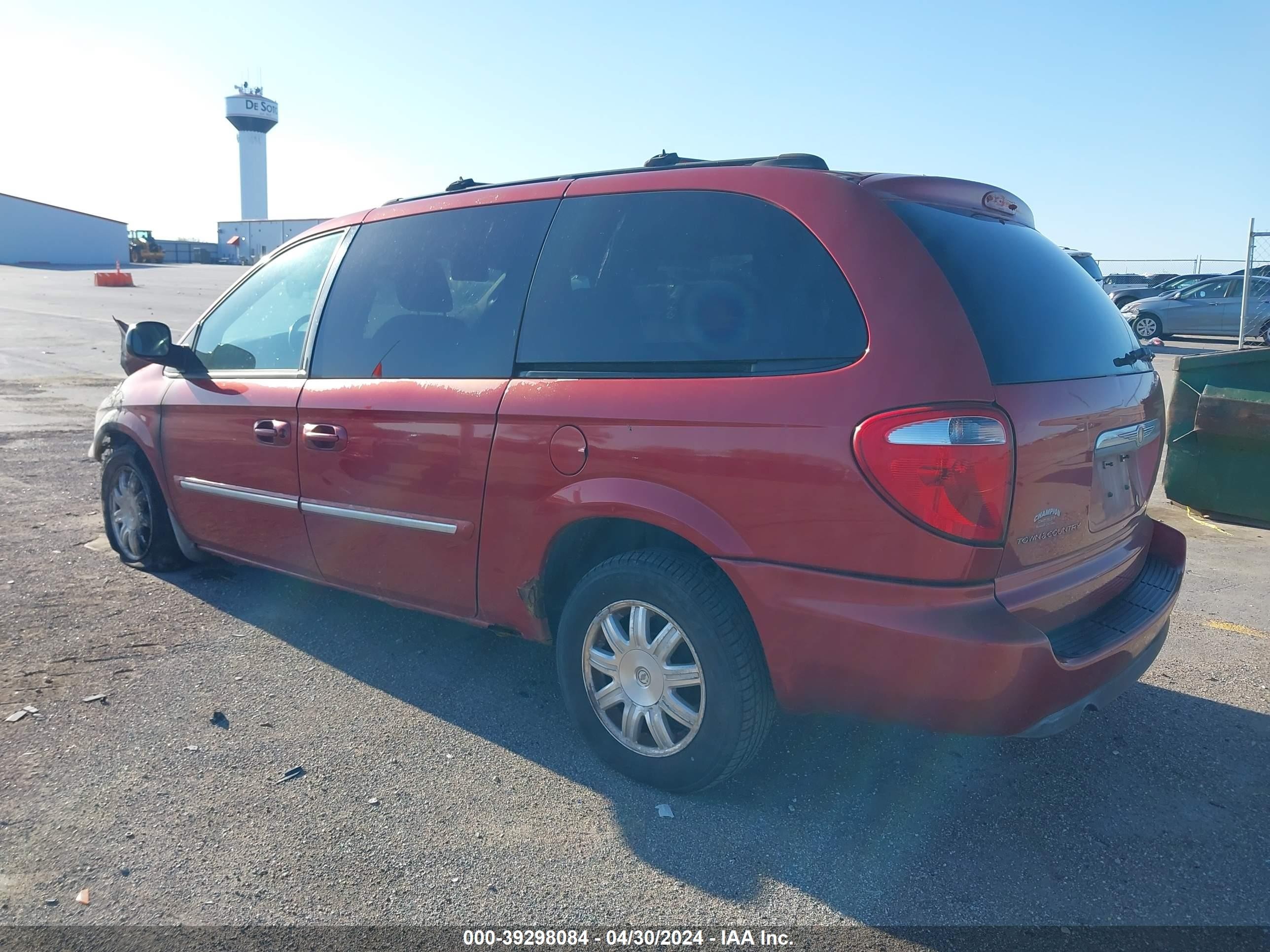 Photo 2 VIN: 2C4GP54L05R460445 - CHRYSLER TOWN & COUNTRY 