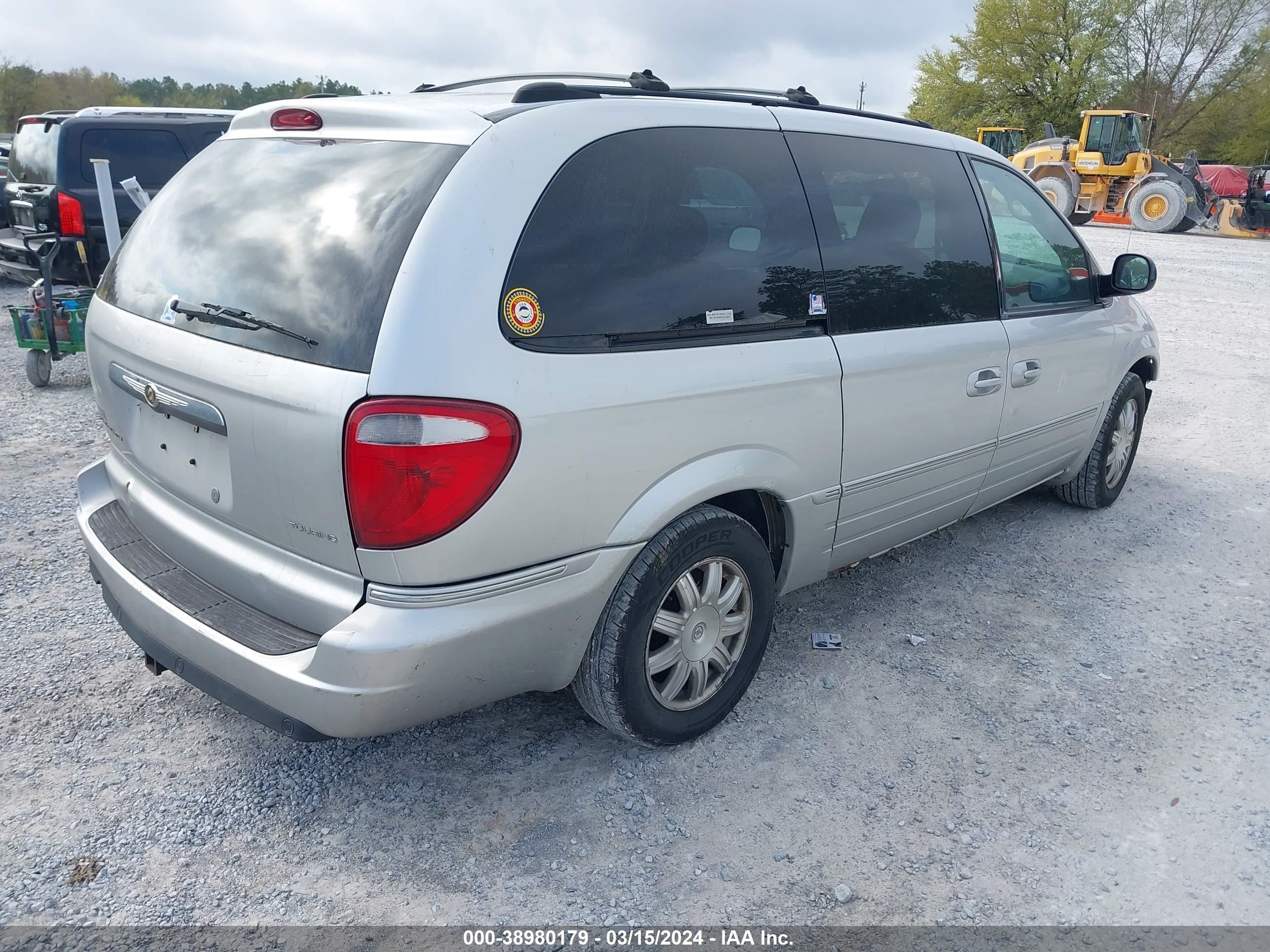 Photo 3 VIN: 2C4GP54L05R524662 - CHRYSLER TOWN & COUNTRY 