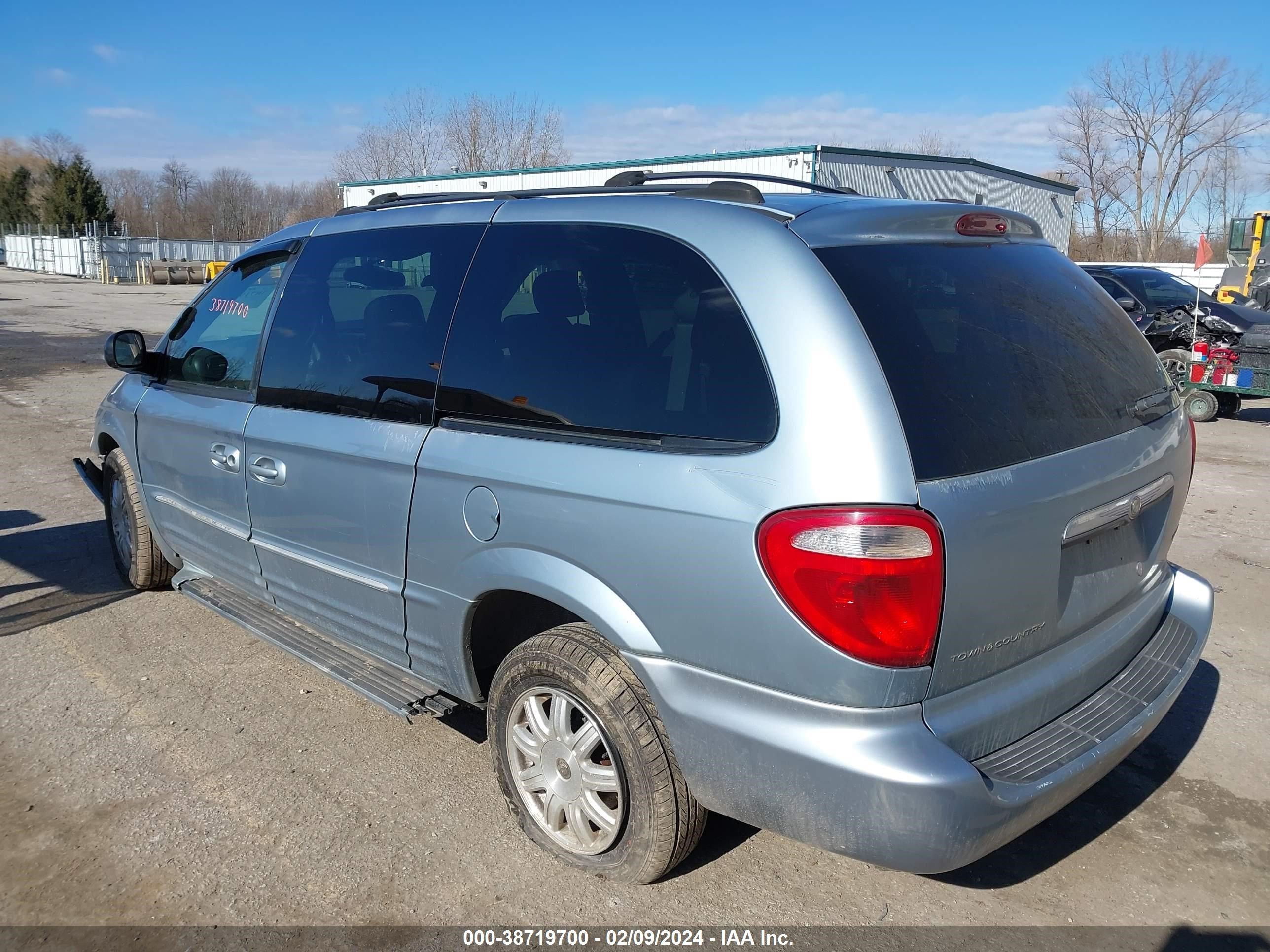 Photo 2 VIN: 2C4GP54L14R617852 - CHRYSLER TOWN & COUNTRY 