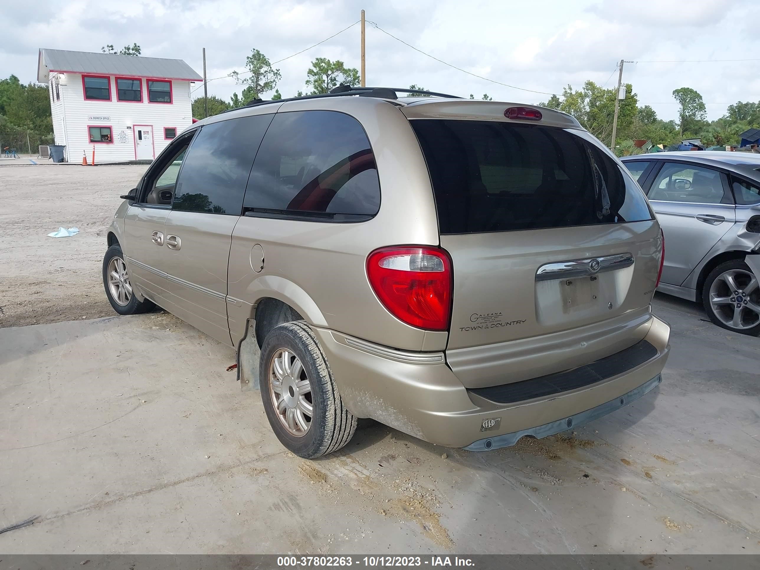 Photo 2 VIN: 2C4GP54L15R140874 - CHRYSLER TOWN & COUNTRY 