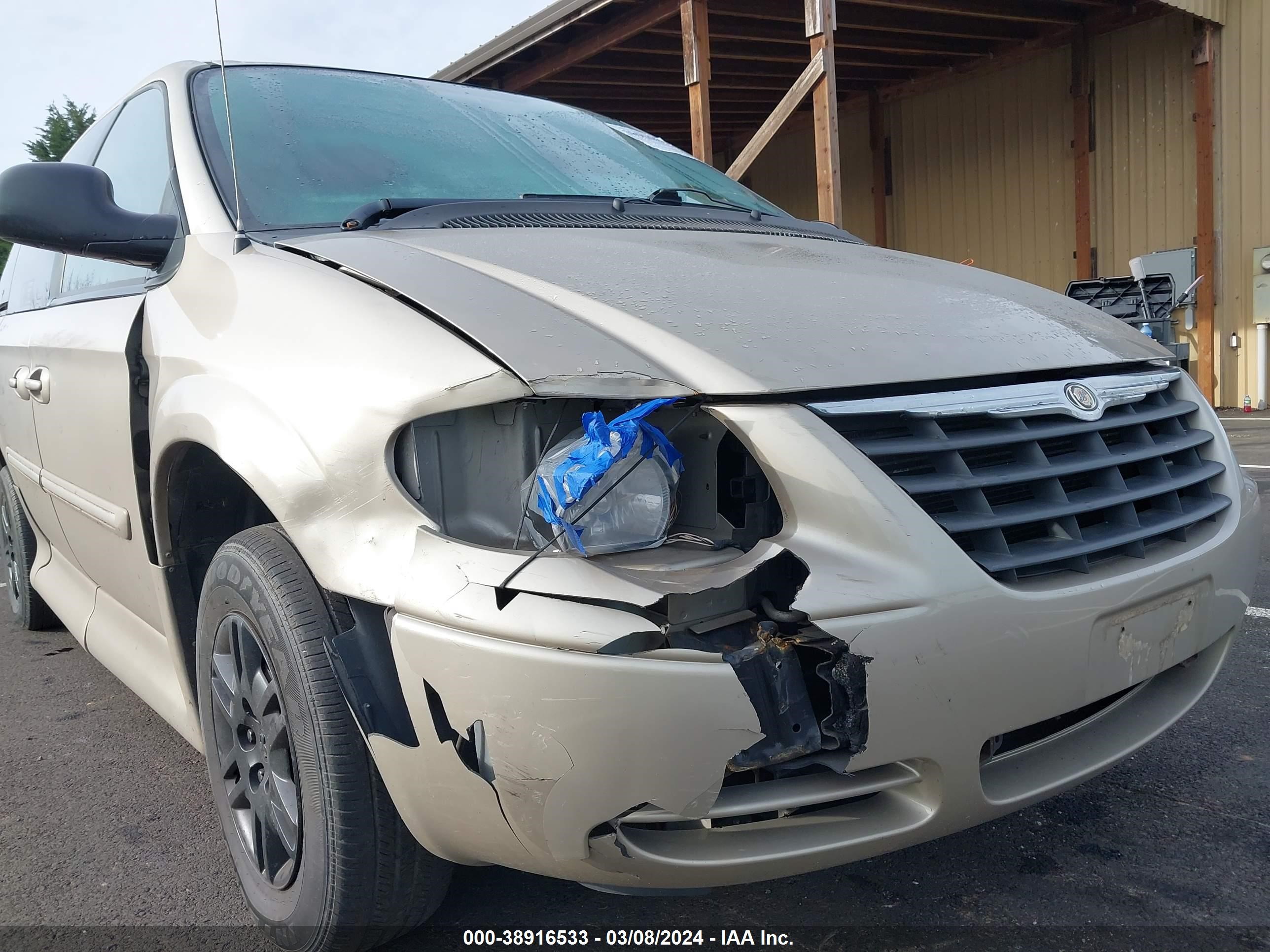 Photo 5 VIN: 2C4GP54L15R268015 - CHRYSLER TOWN & COUNTRY 