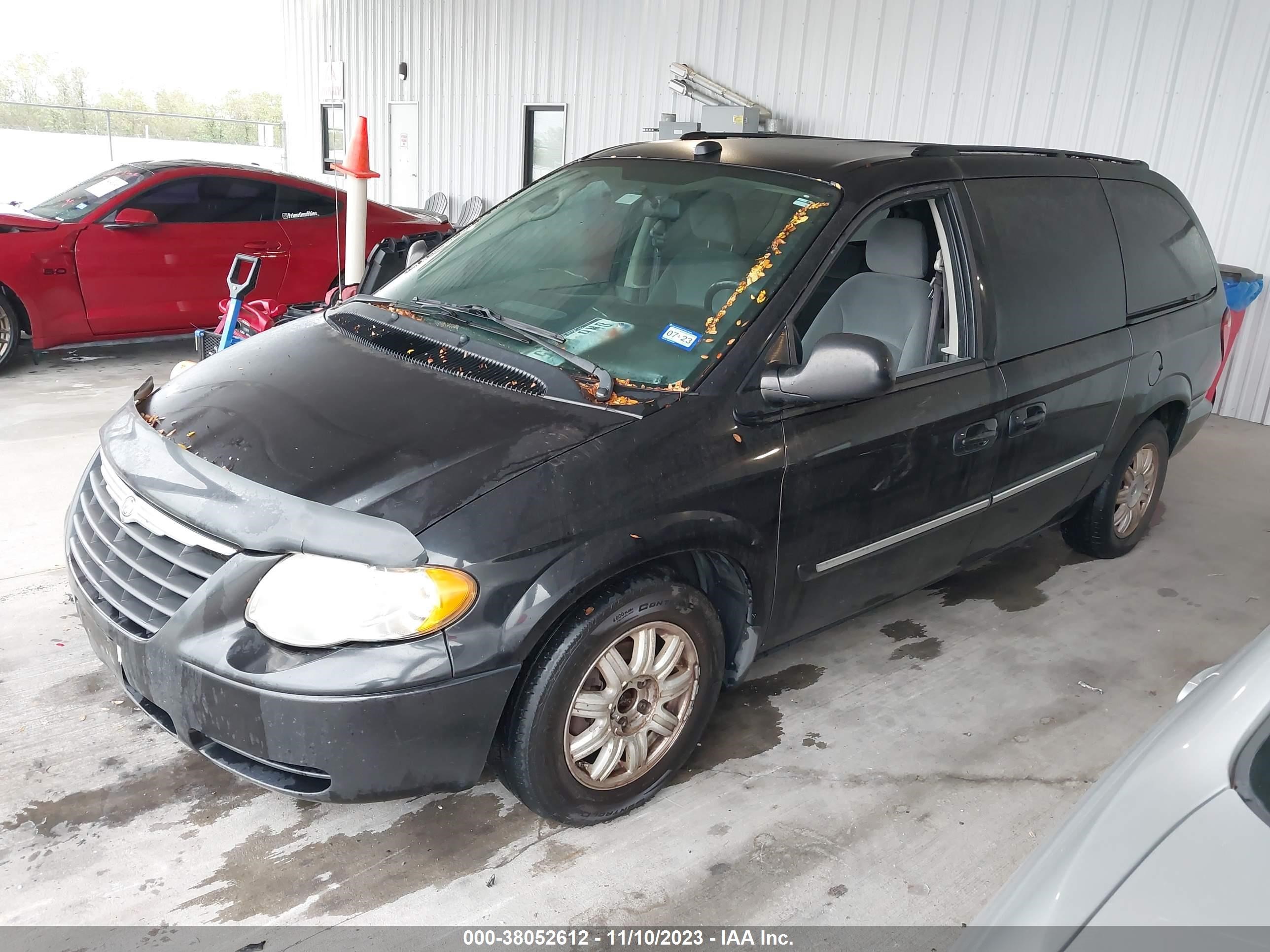 Photo 1 VIN: 2C4GP54L15R505781 - CHRYSLER TOWN & COUNTRY 