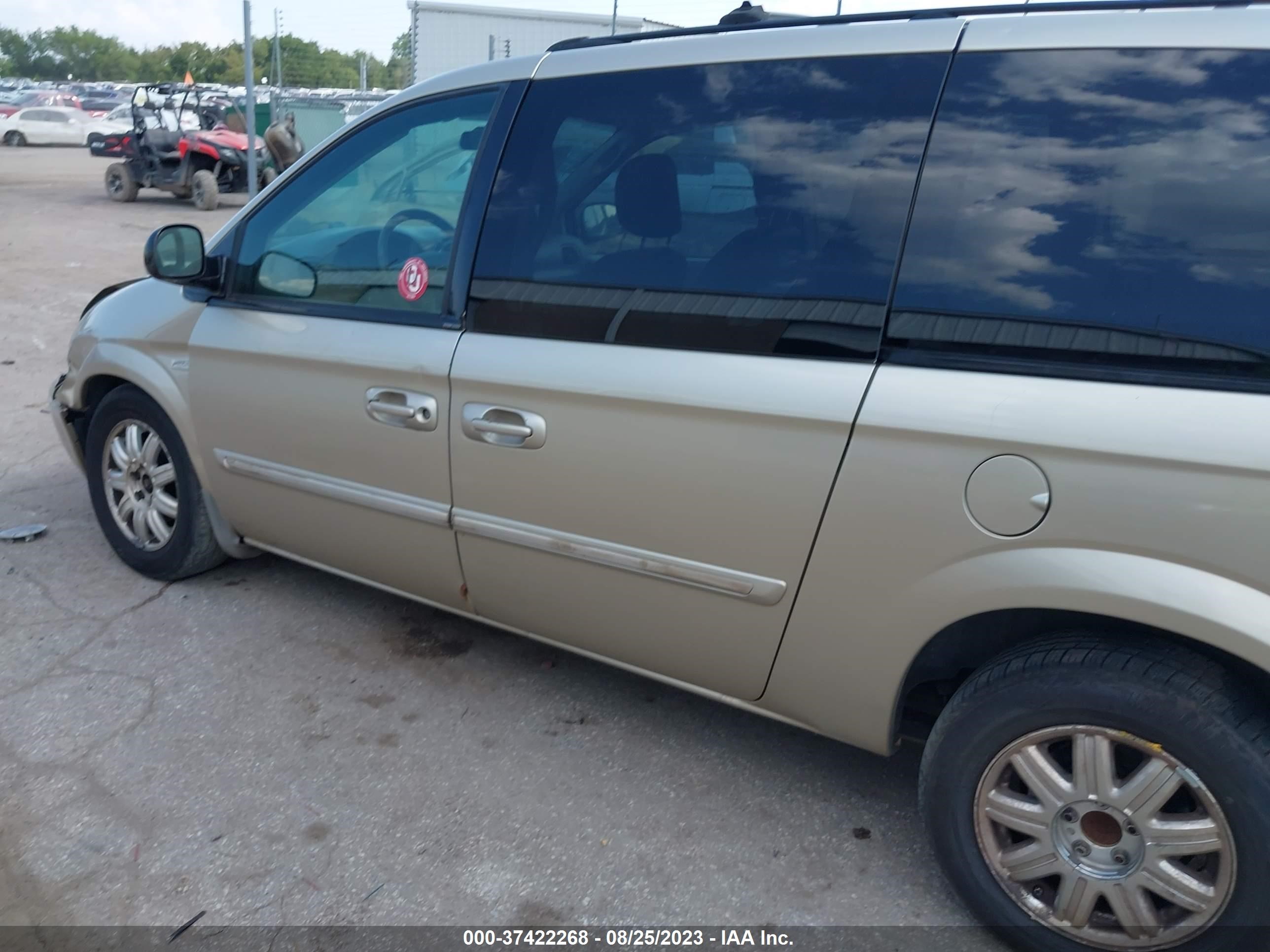 Photo 13 VIN: 2C4GP54L25R292405 - CHRYSLER TOWN & COUNTRY 