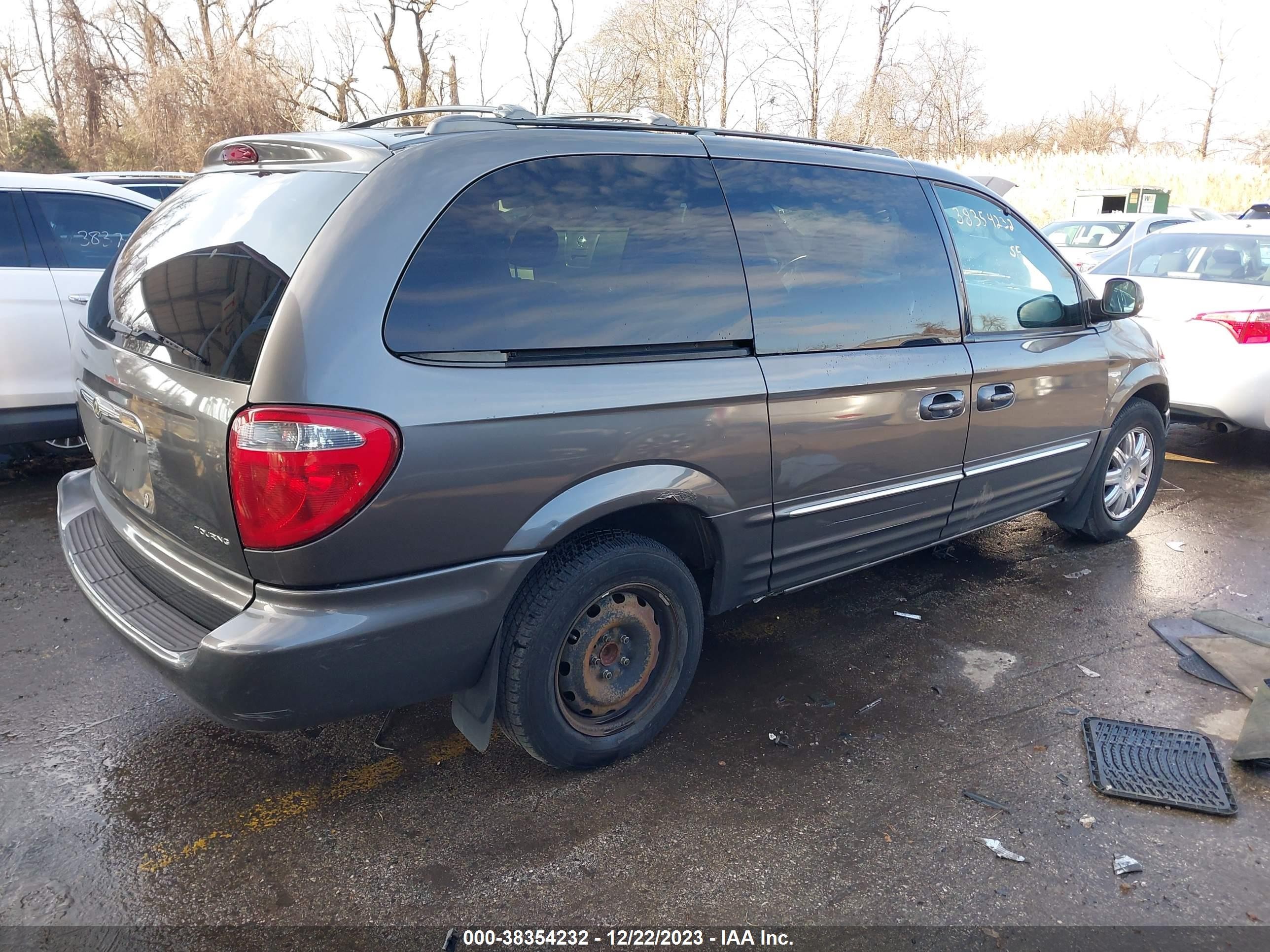 Photo 3 VIN: 2C4GP54L34R545133 - CHRYSLER TOWN & COUNTRY 