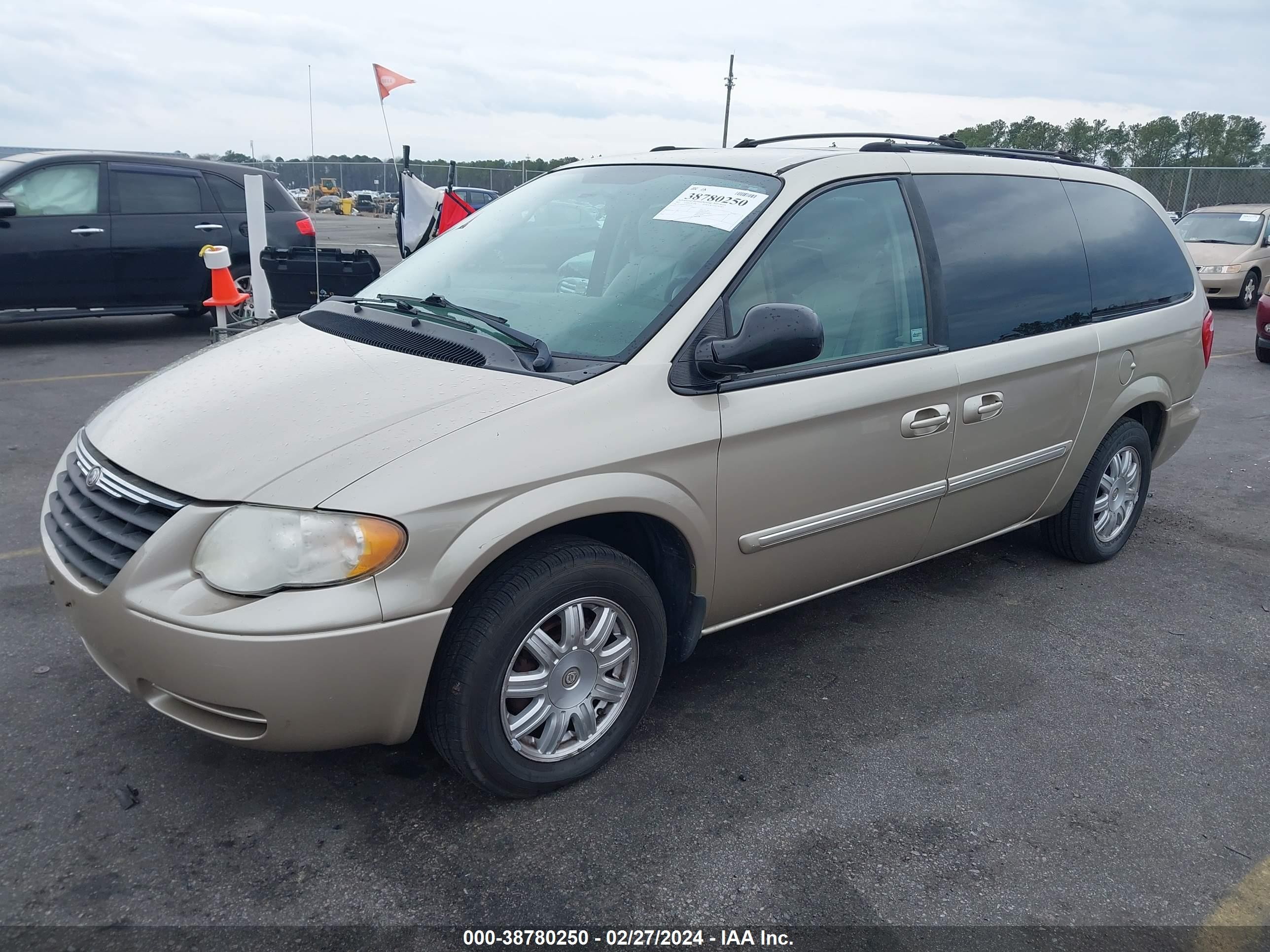 Photo 1 VIN: 2C4GP54L35R269537 - CHRYSLER TOWN & COUNTRY 