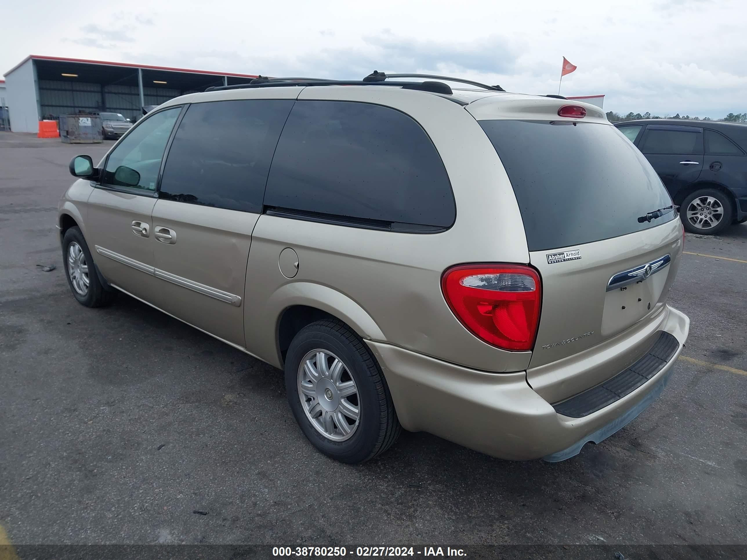 Photo 2 VIN: 2C4GP54L35R269537 - CHRYSLER TOWN & COUNTRY 