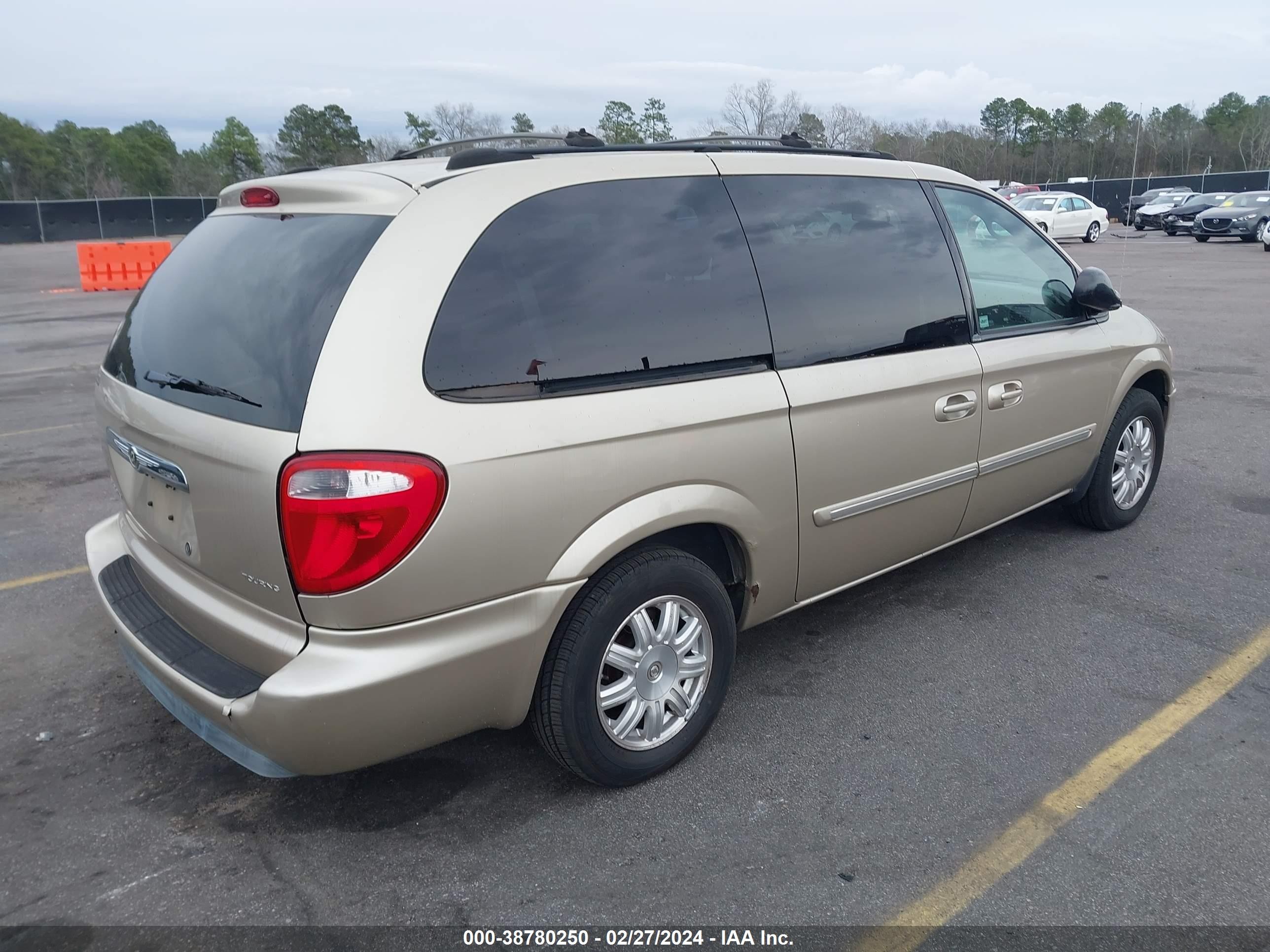 Photo 3 VIN: 2C4GP54L35R269537 - CHRYSLER TOWN & COUNTRY 